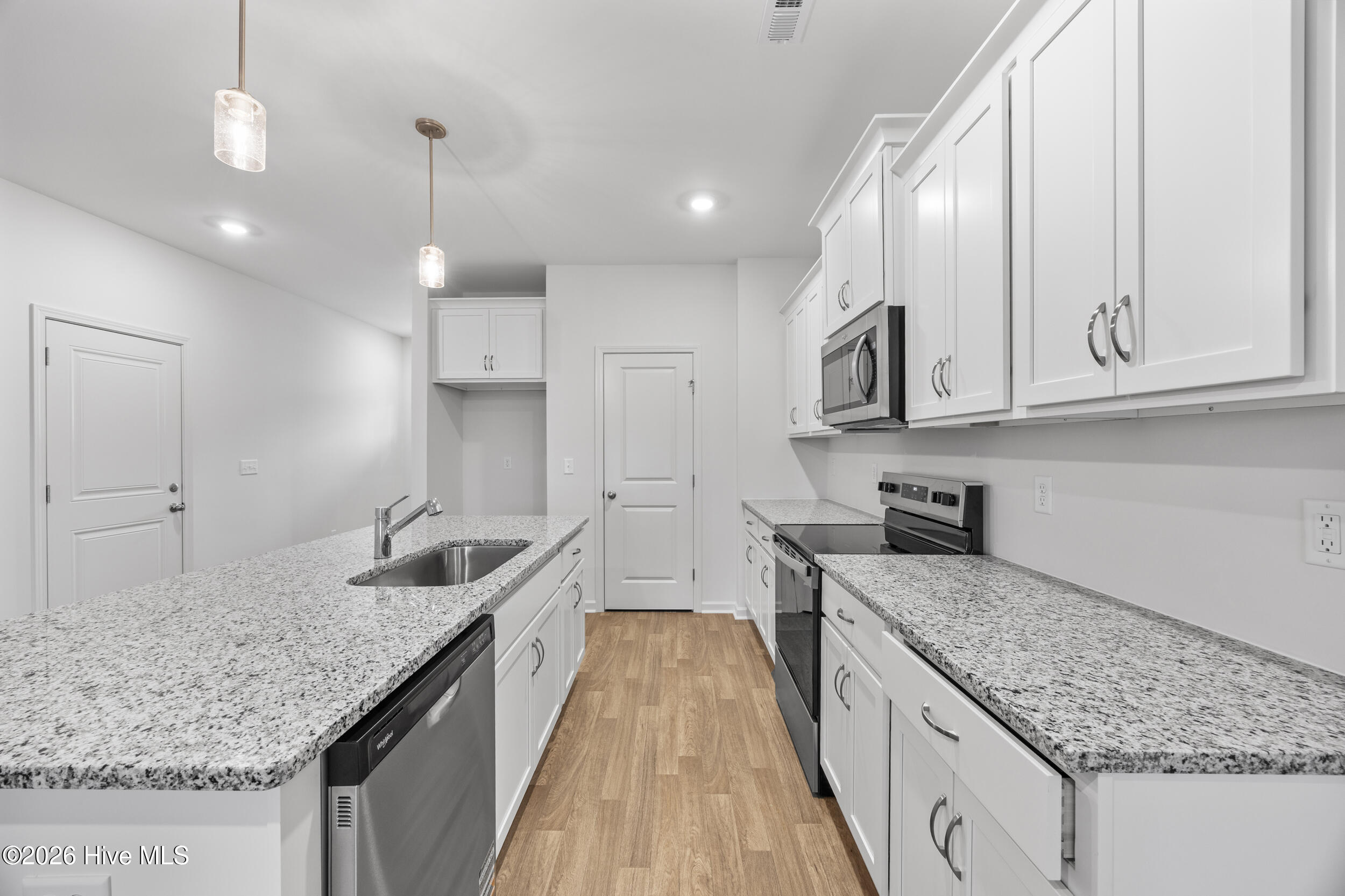 100546930 | Photo 11