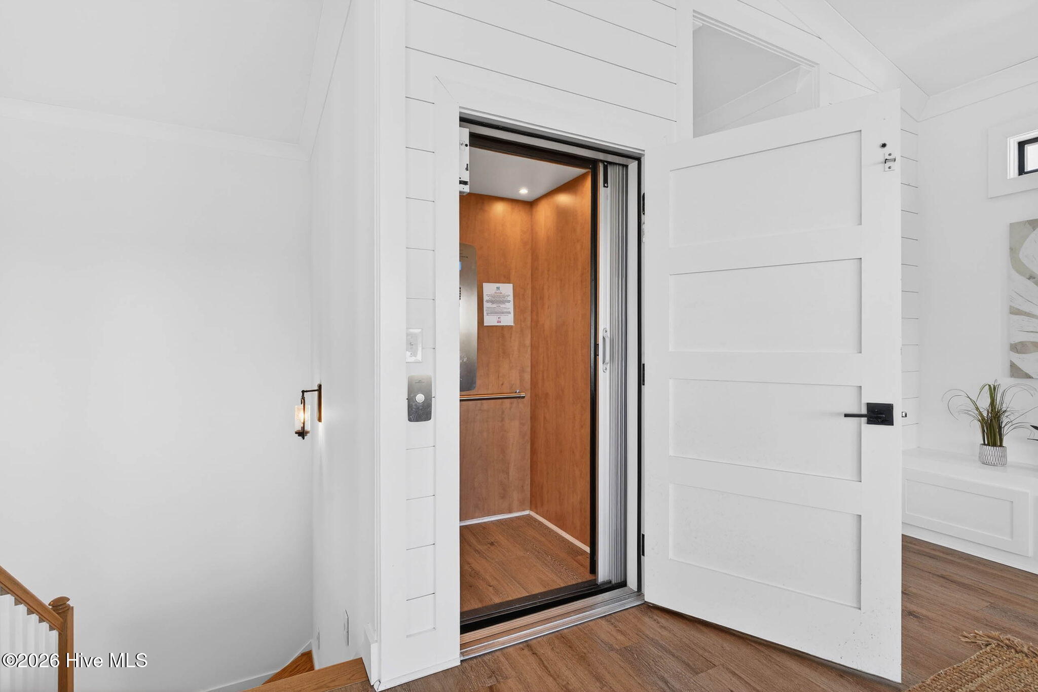 100561676 | Photo 19