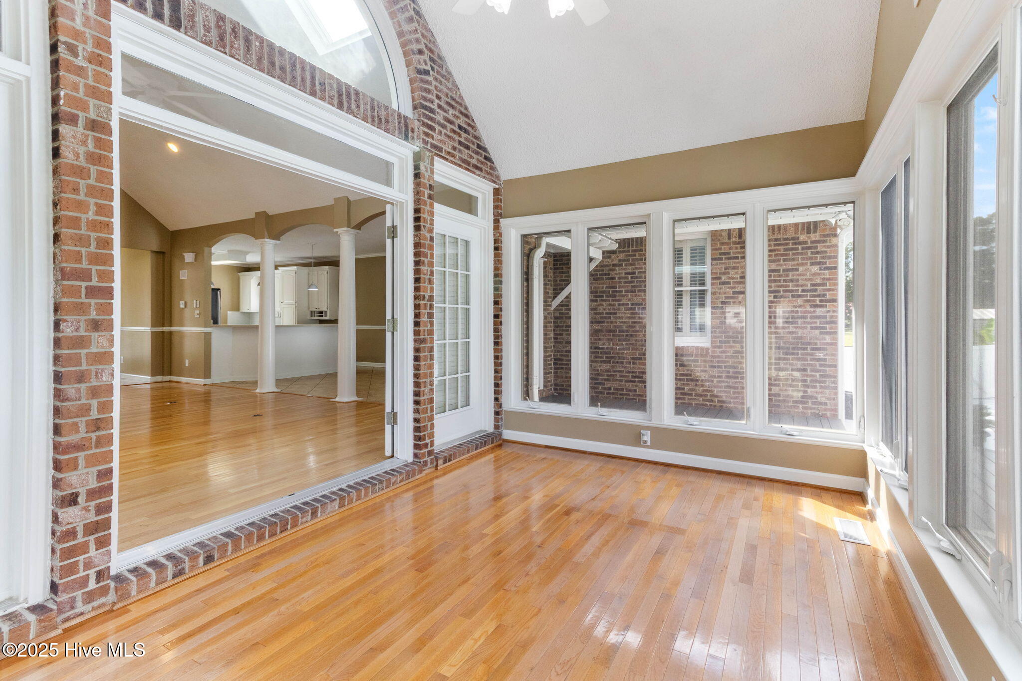 100533905 | Photo 15