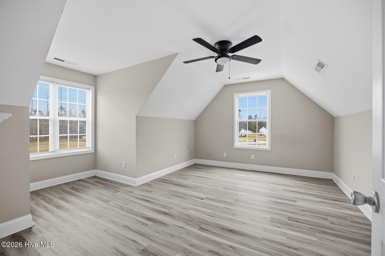 100558673 | Photo 16