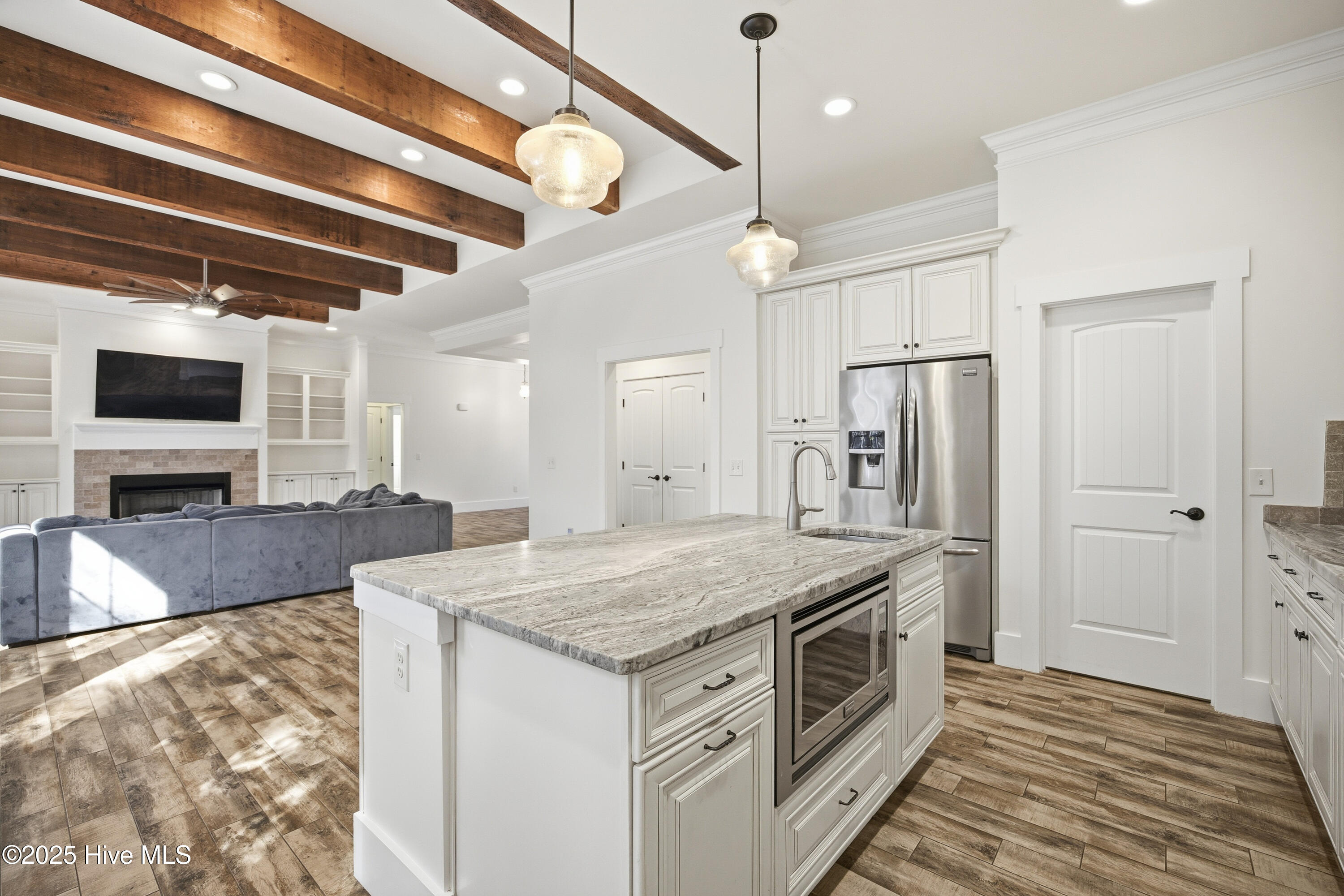 100541588 | Photo 24