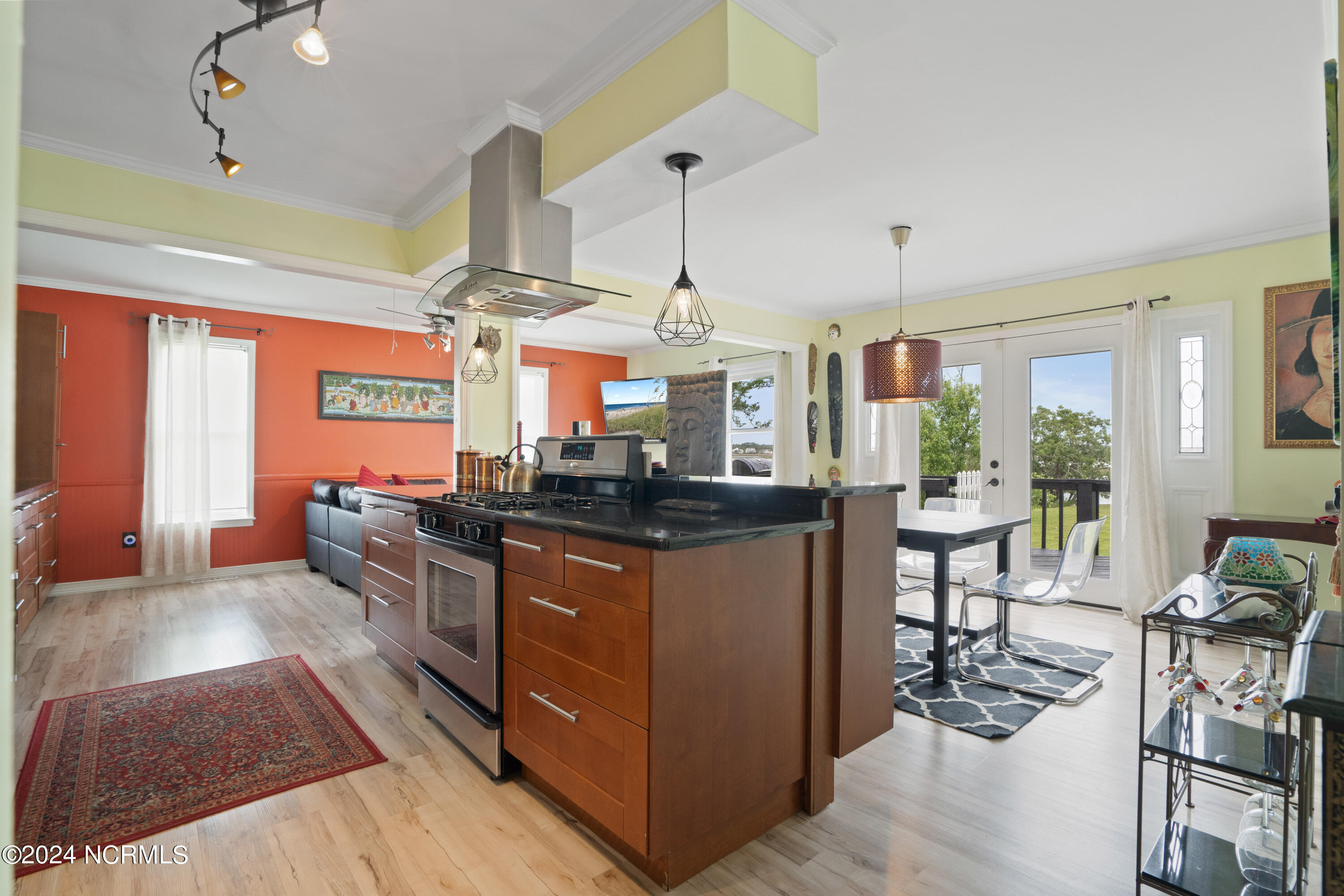 100560914 | Photo 23