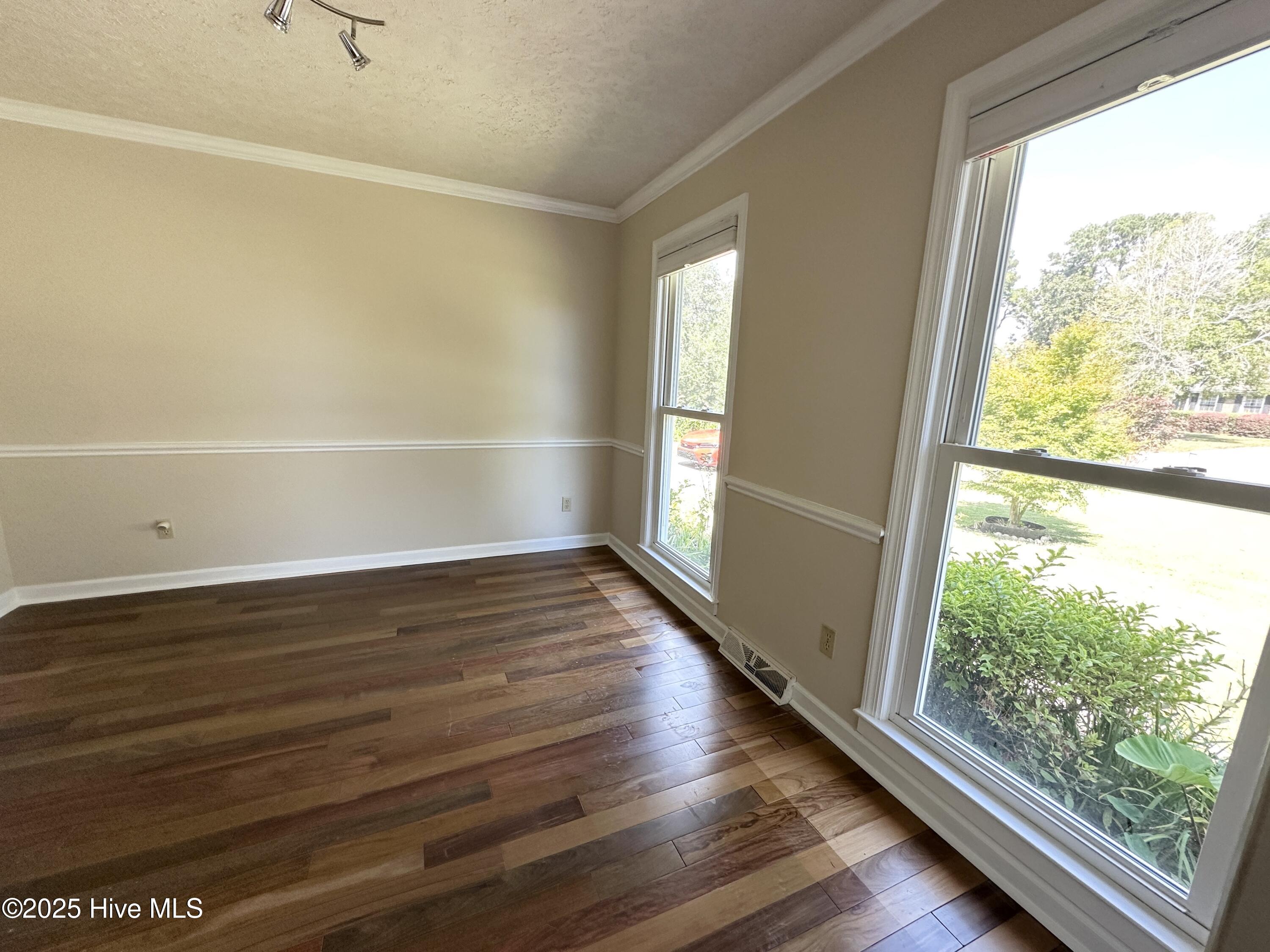 100525369 | Photo 19