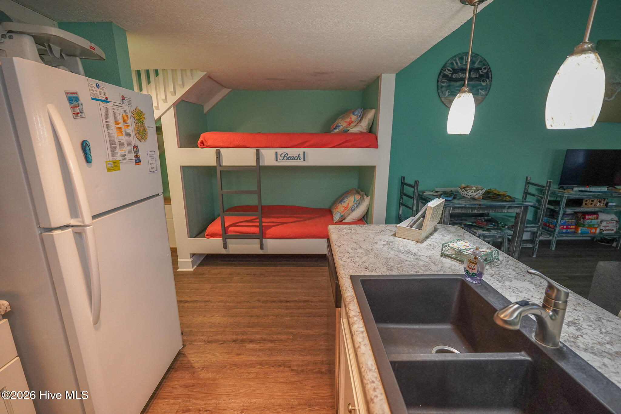 100548076 | Photo 23