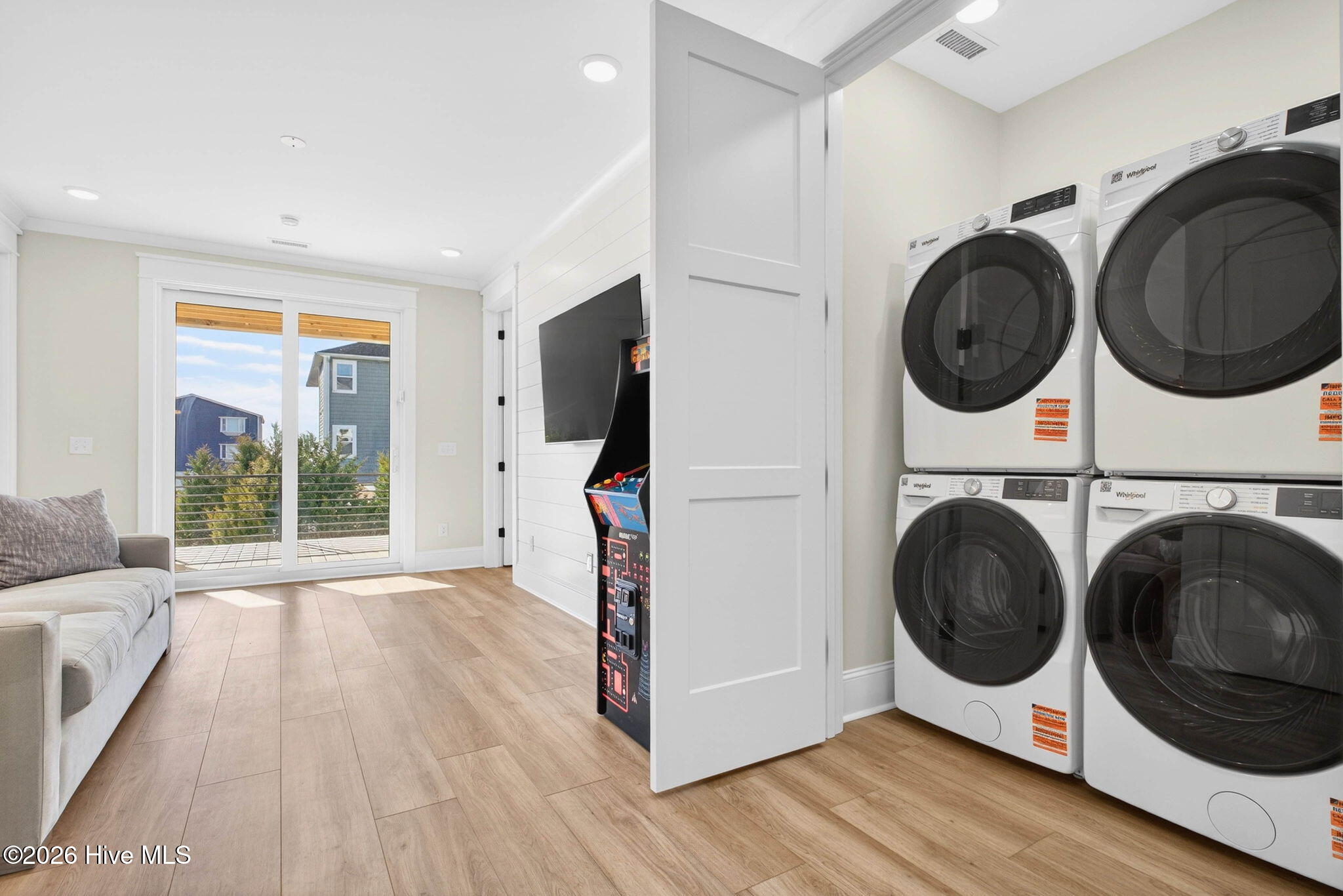 100570262 | Photo 75