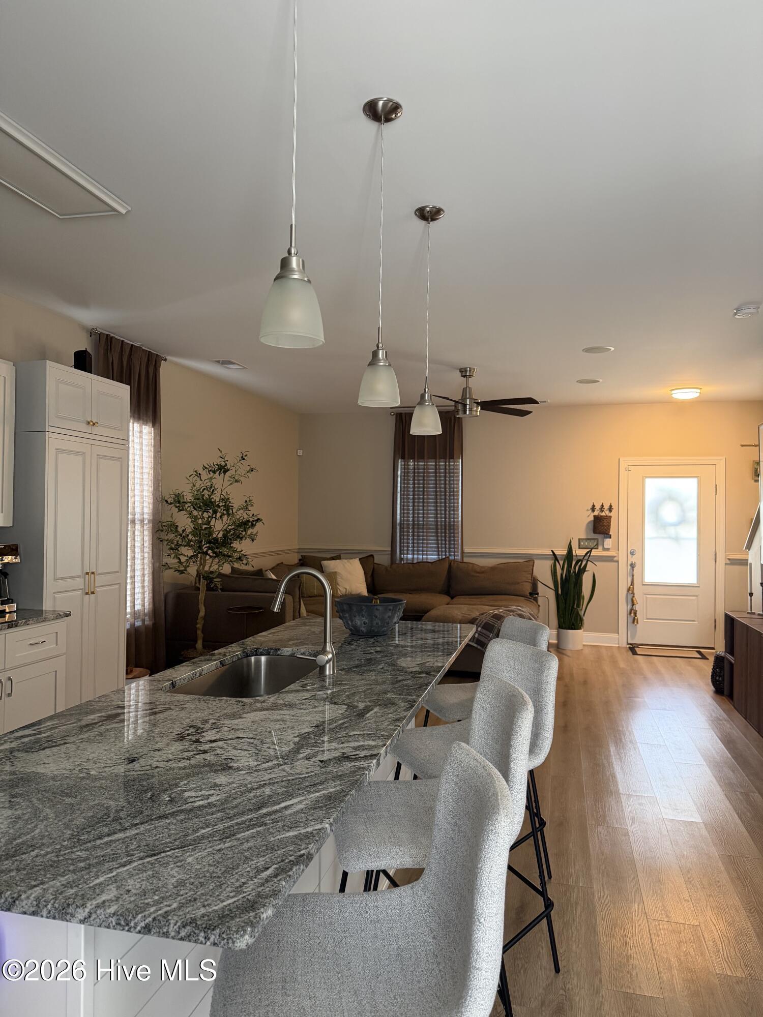 100568298 | Photo 10