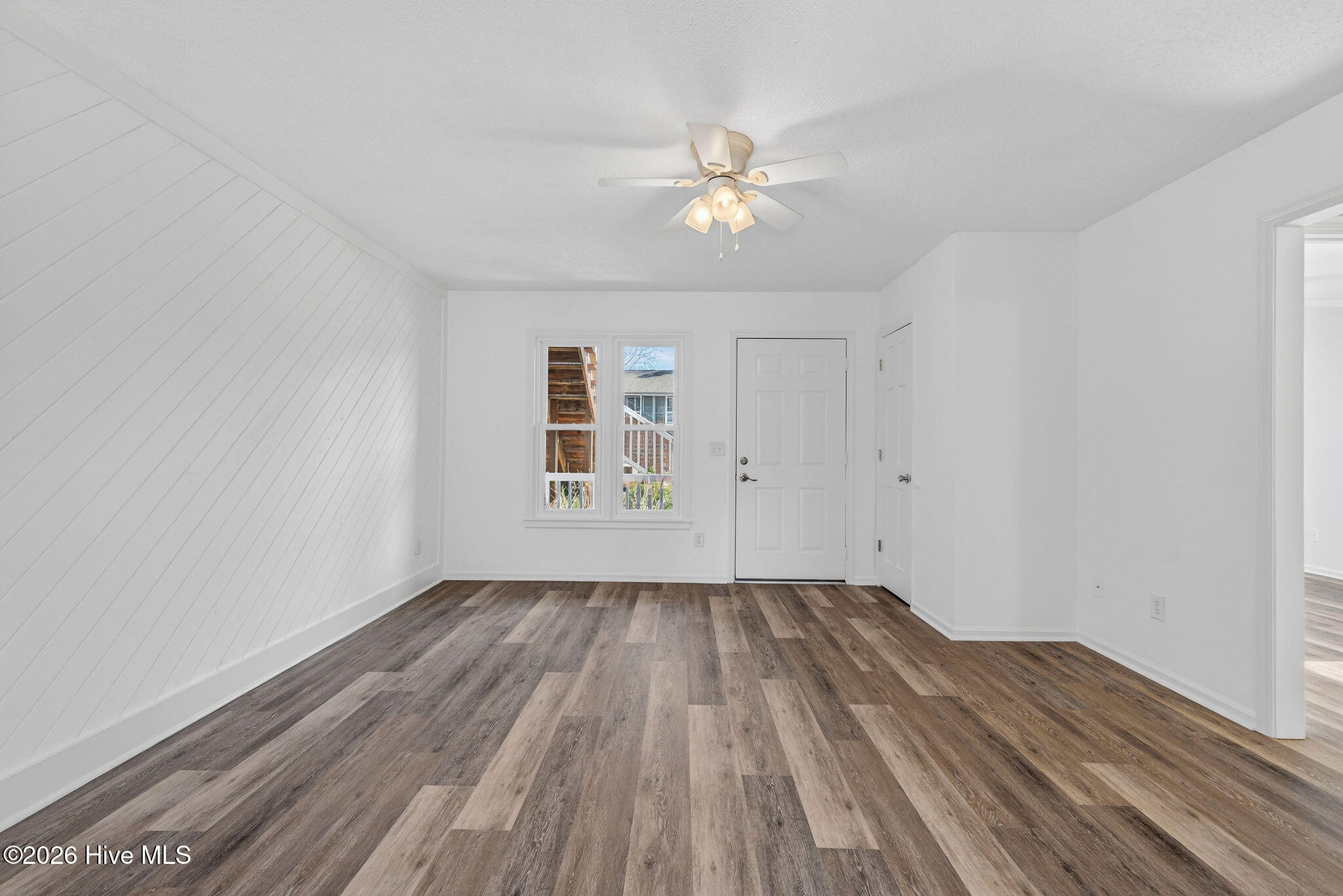 100550883 | Photo 11