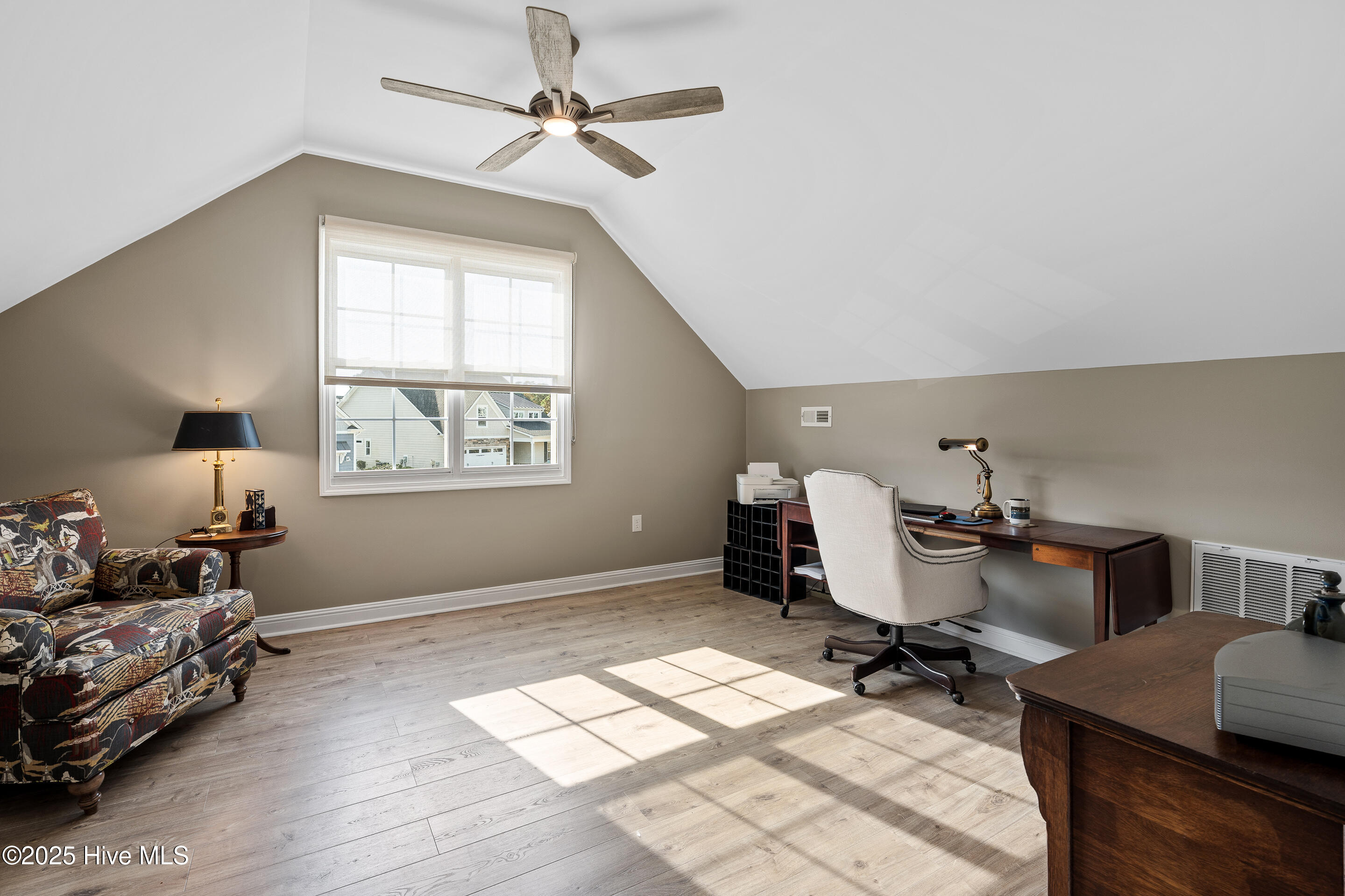 100543771 | Photo 40