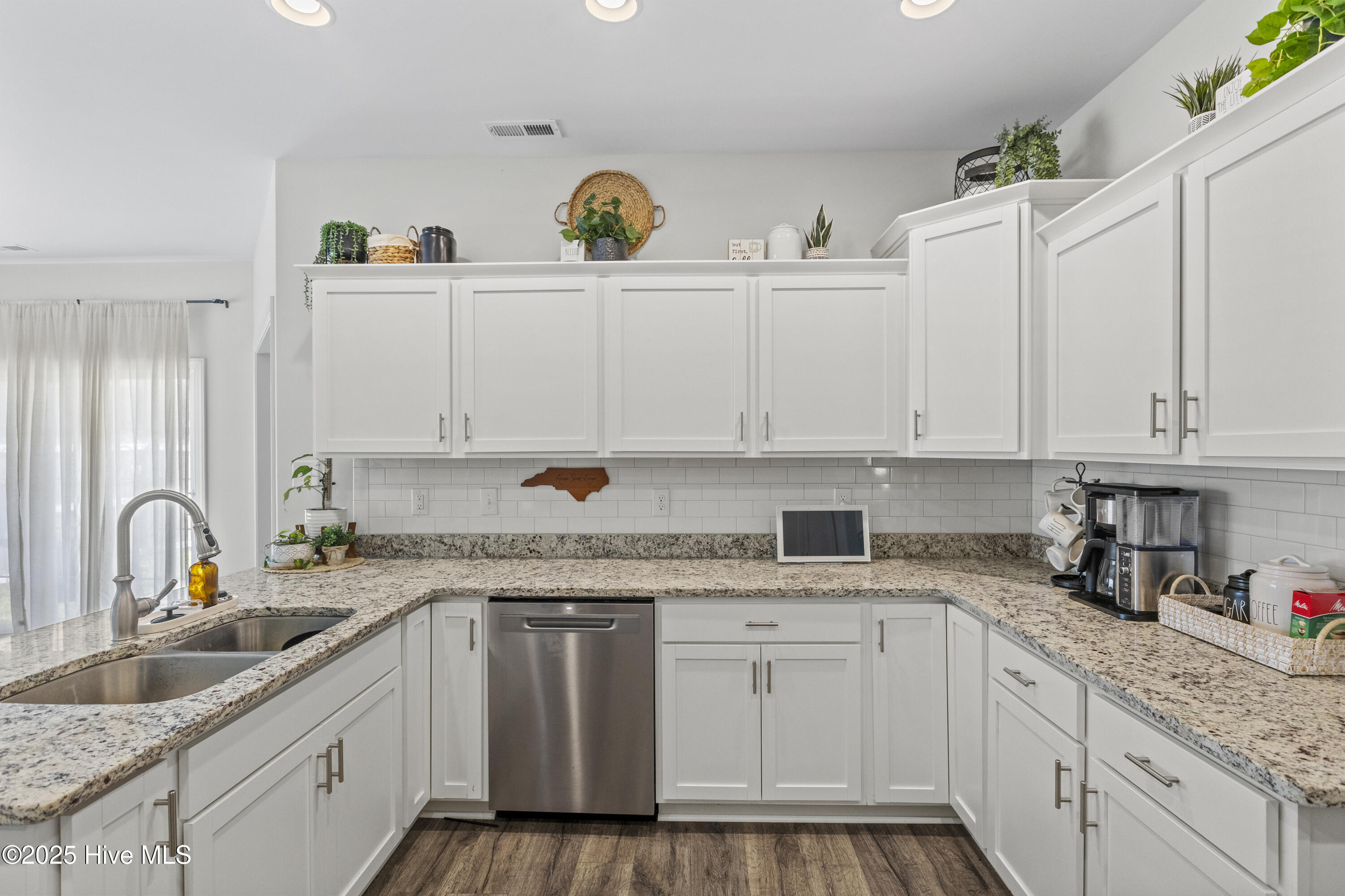 100518858 | Photo 15