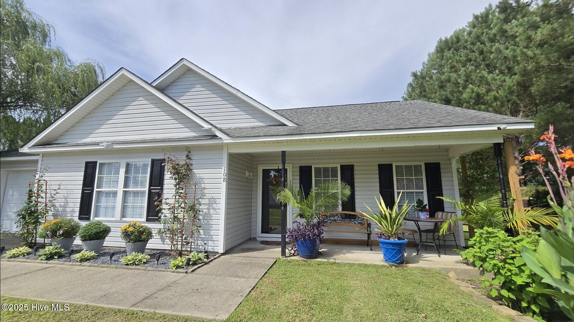 108 Willowbend Drive, Burgaw, NC 28425 – photo 2: Covered front porch