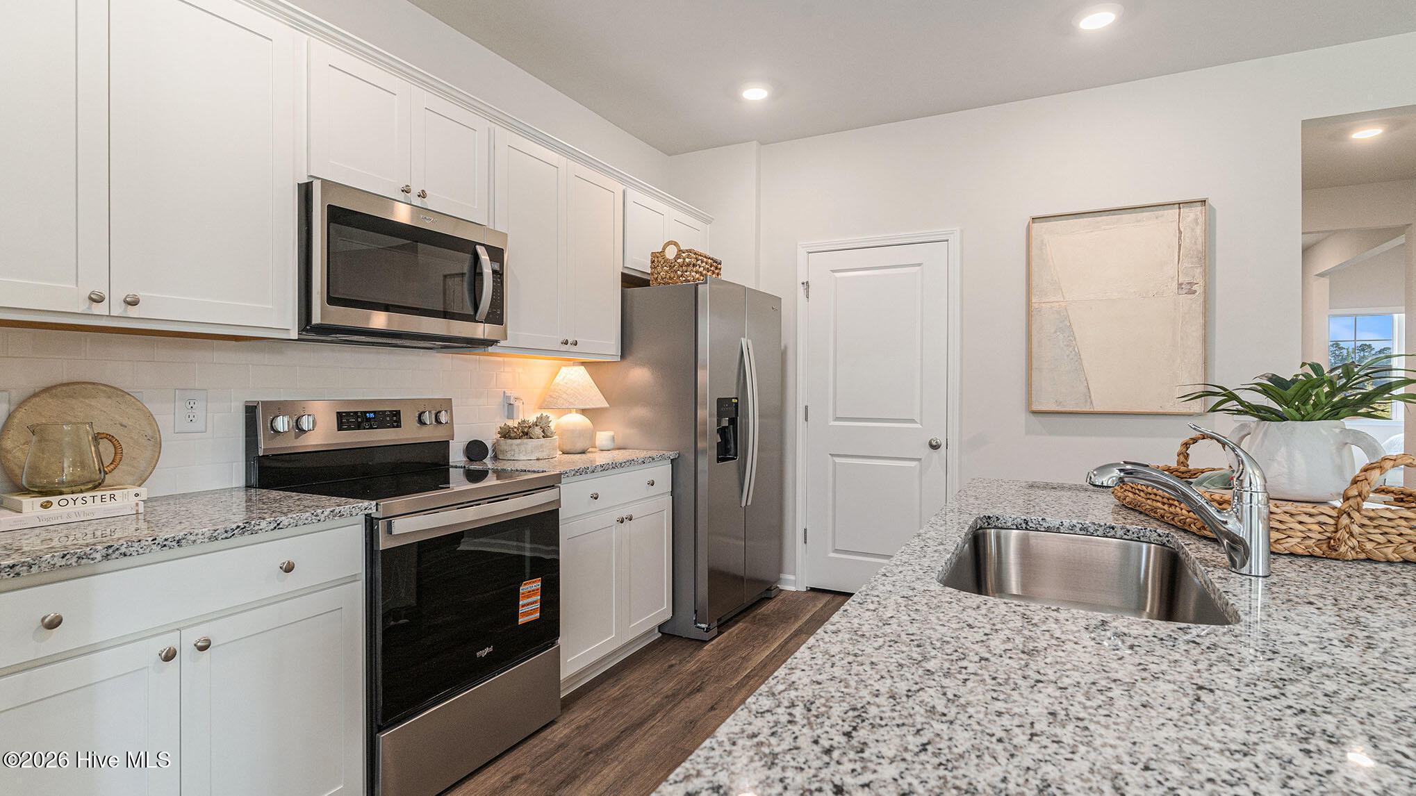 100548930 | Photo 13