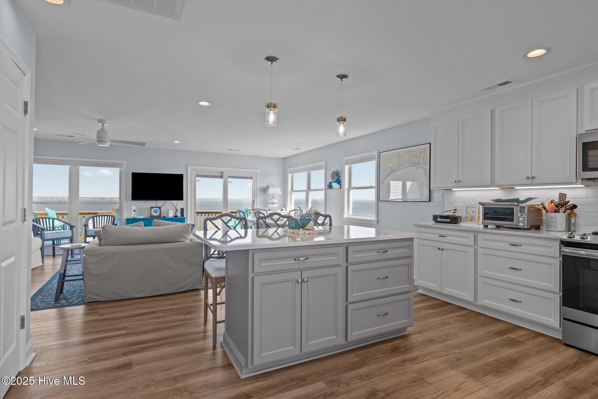 100506049 | Photo 16