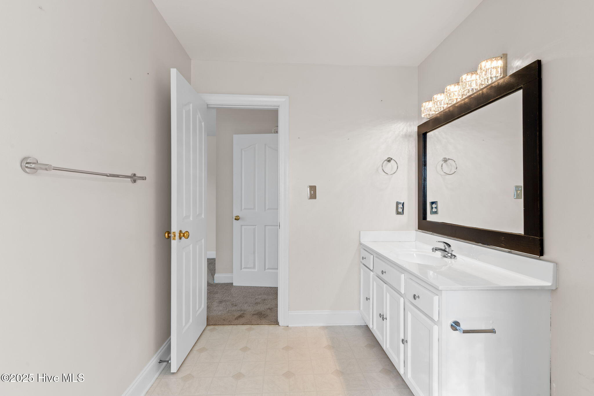 100532081 | Photo 42