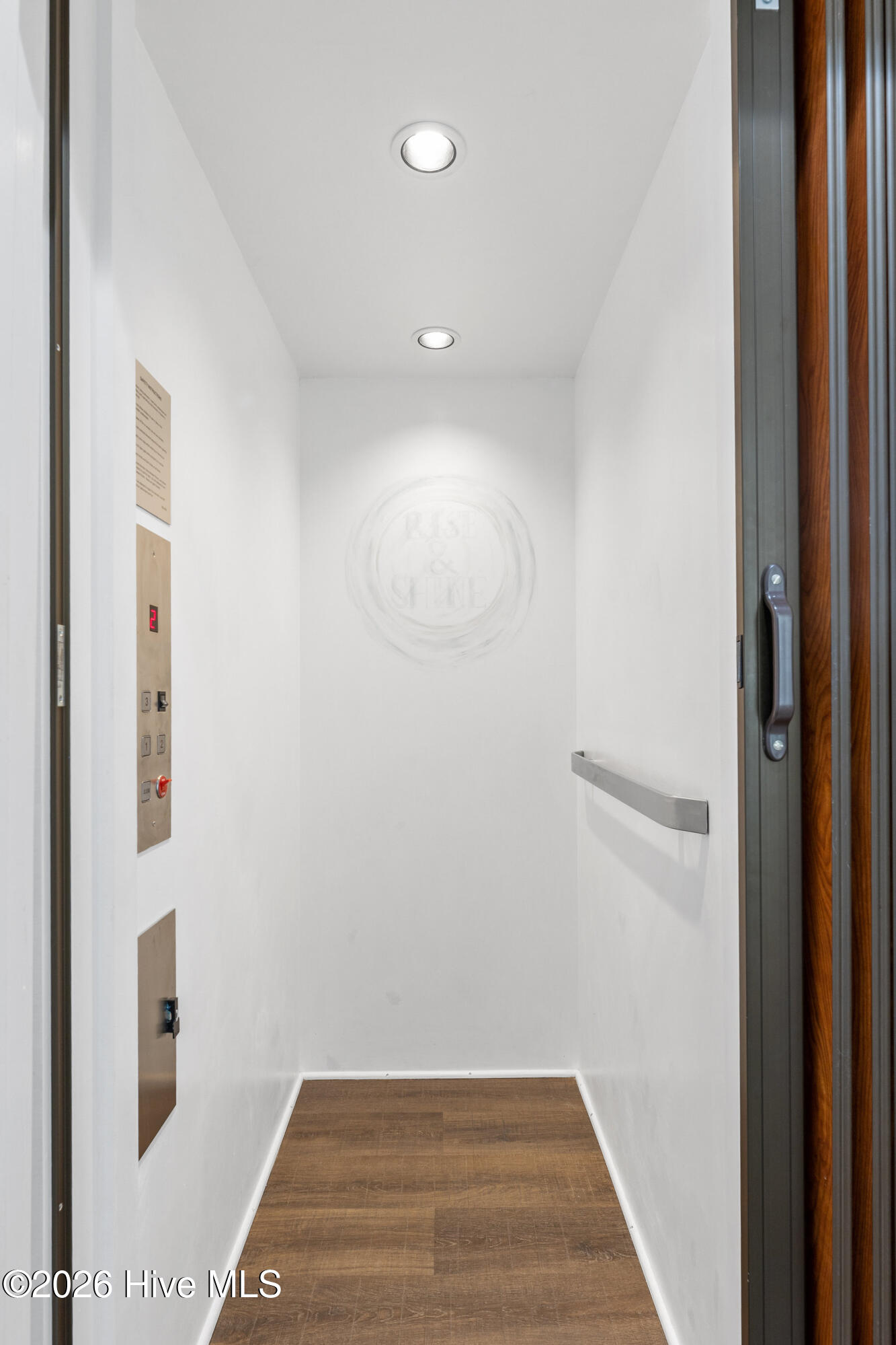 100555892 | Photo 19