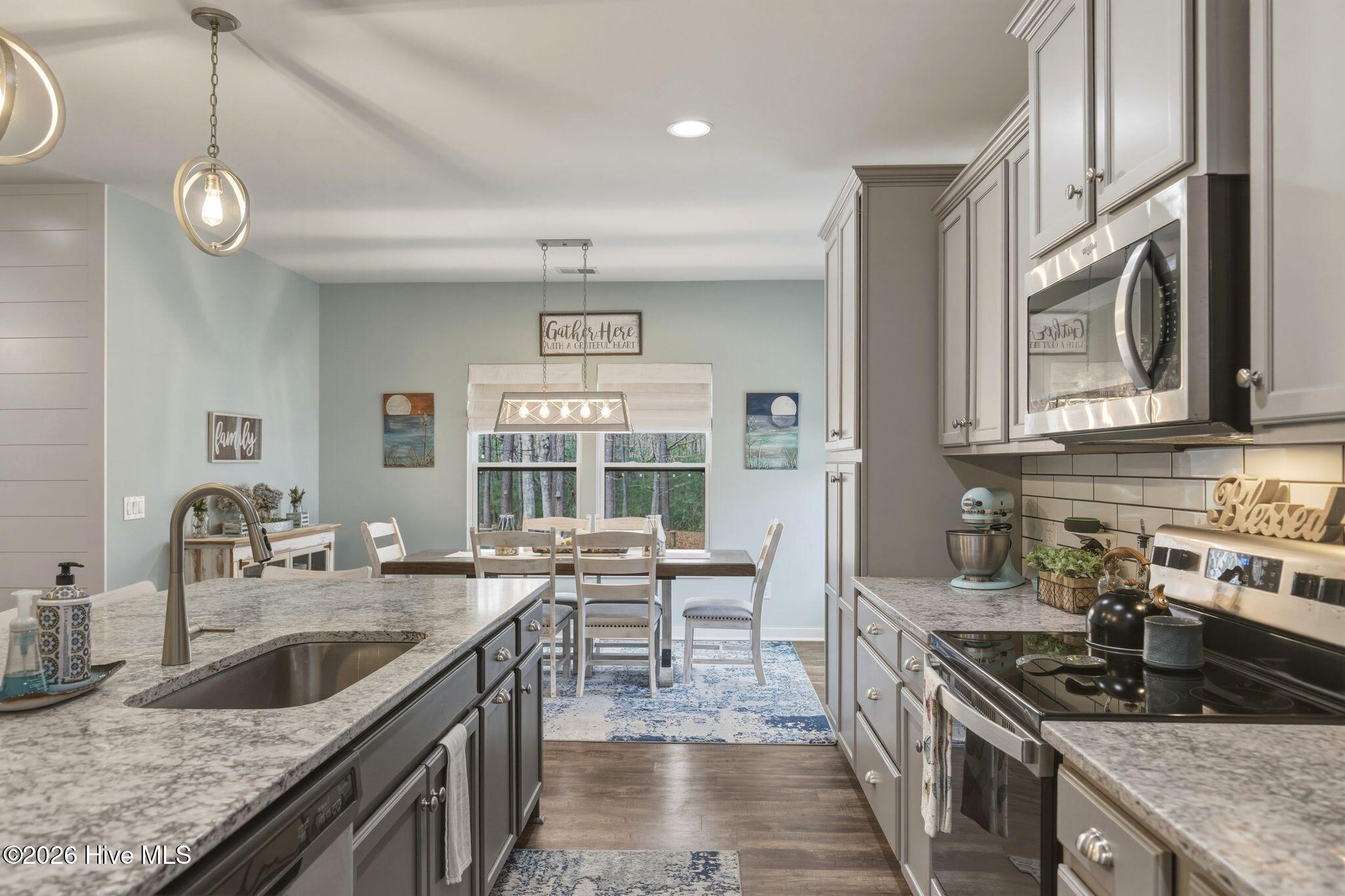 100560702 | Photo 39