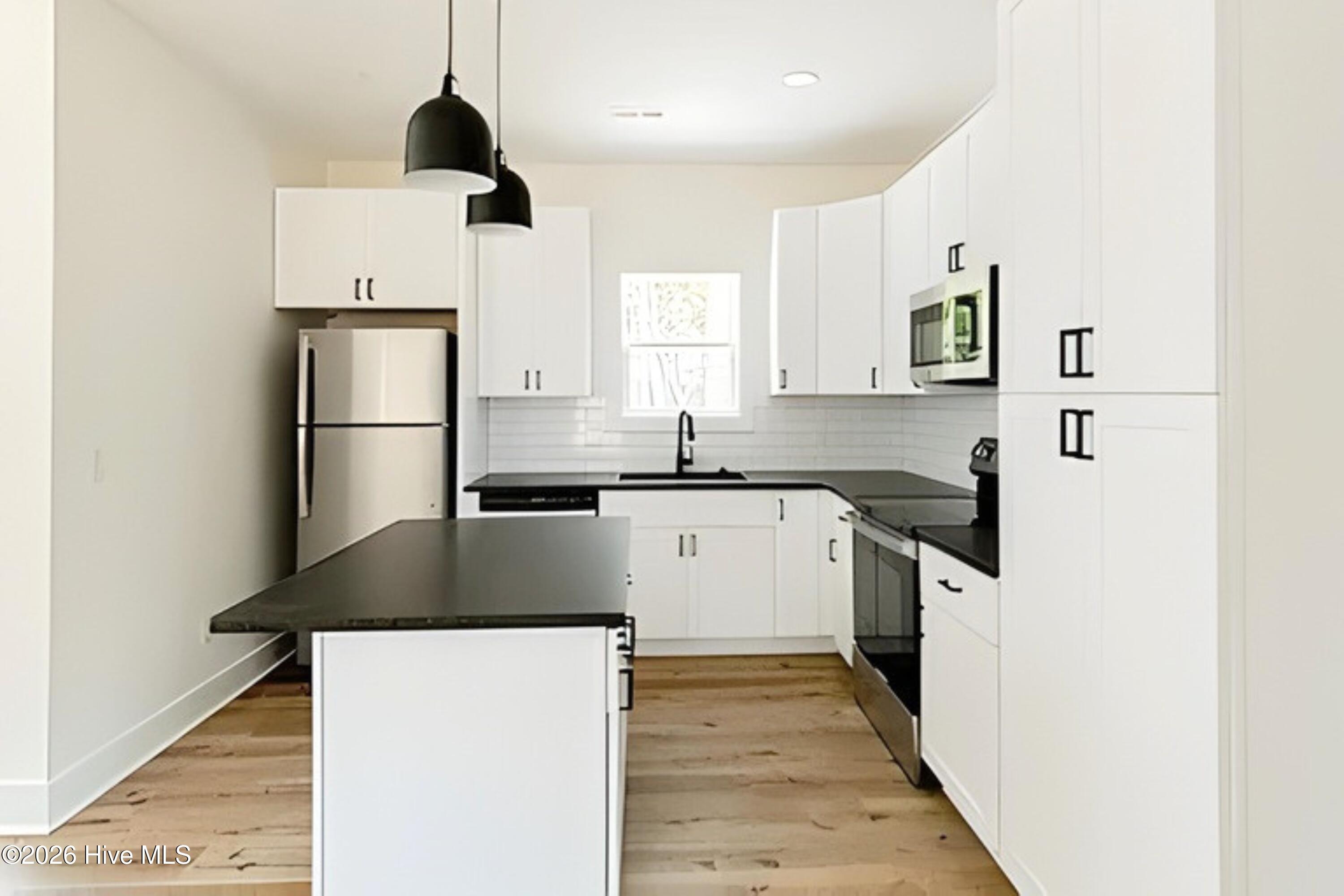 100564460 | Photo 11