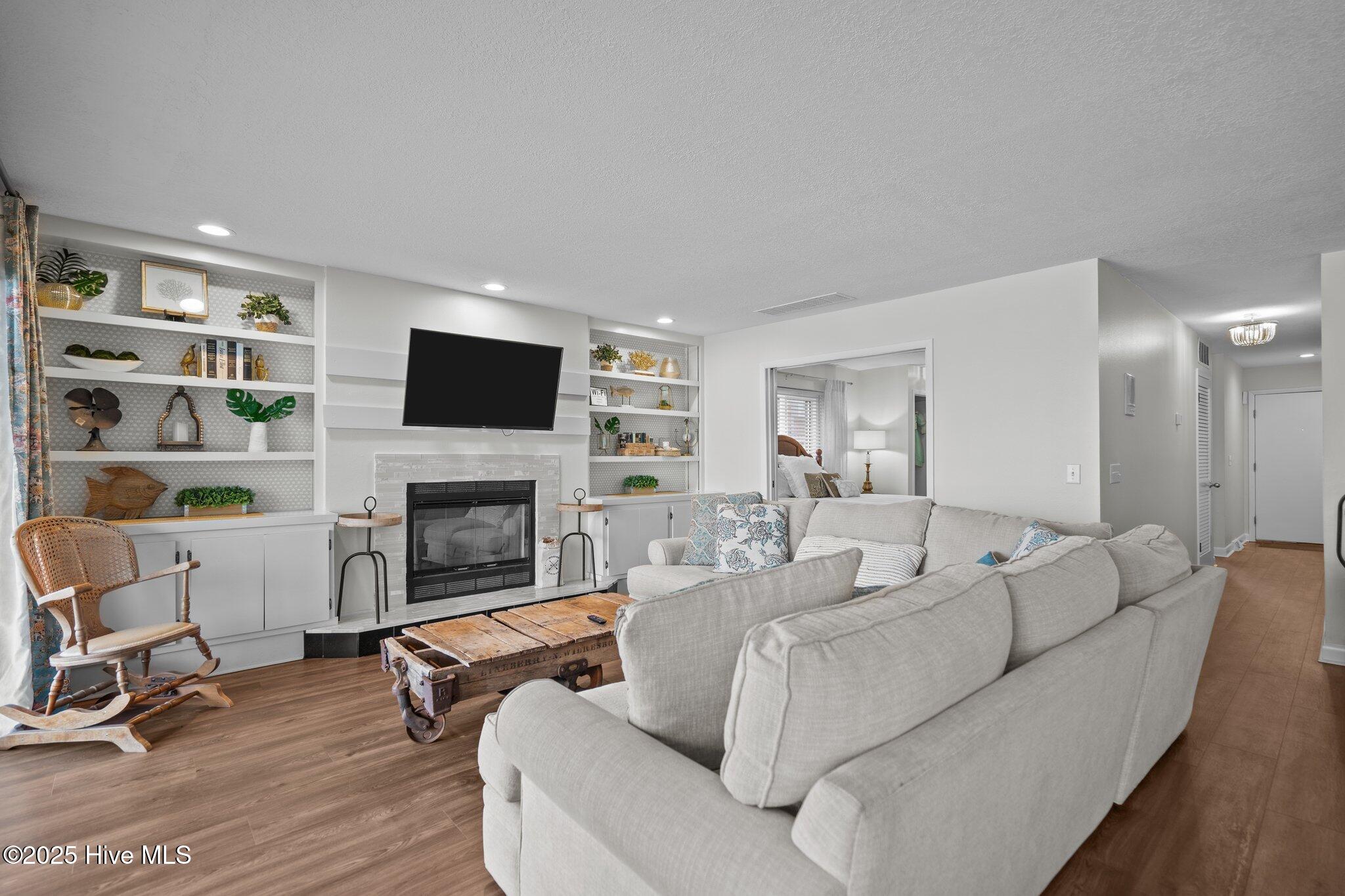 100564100 | Photo 14