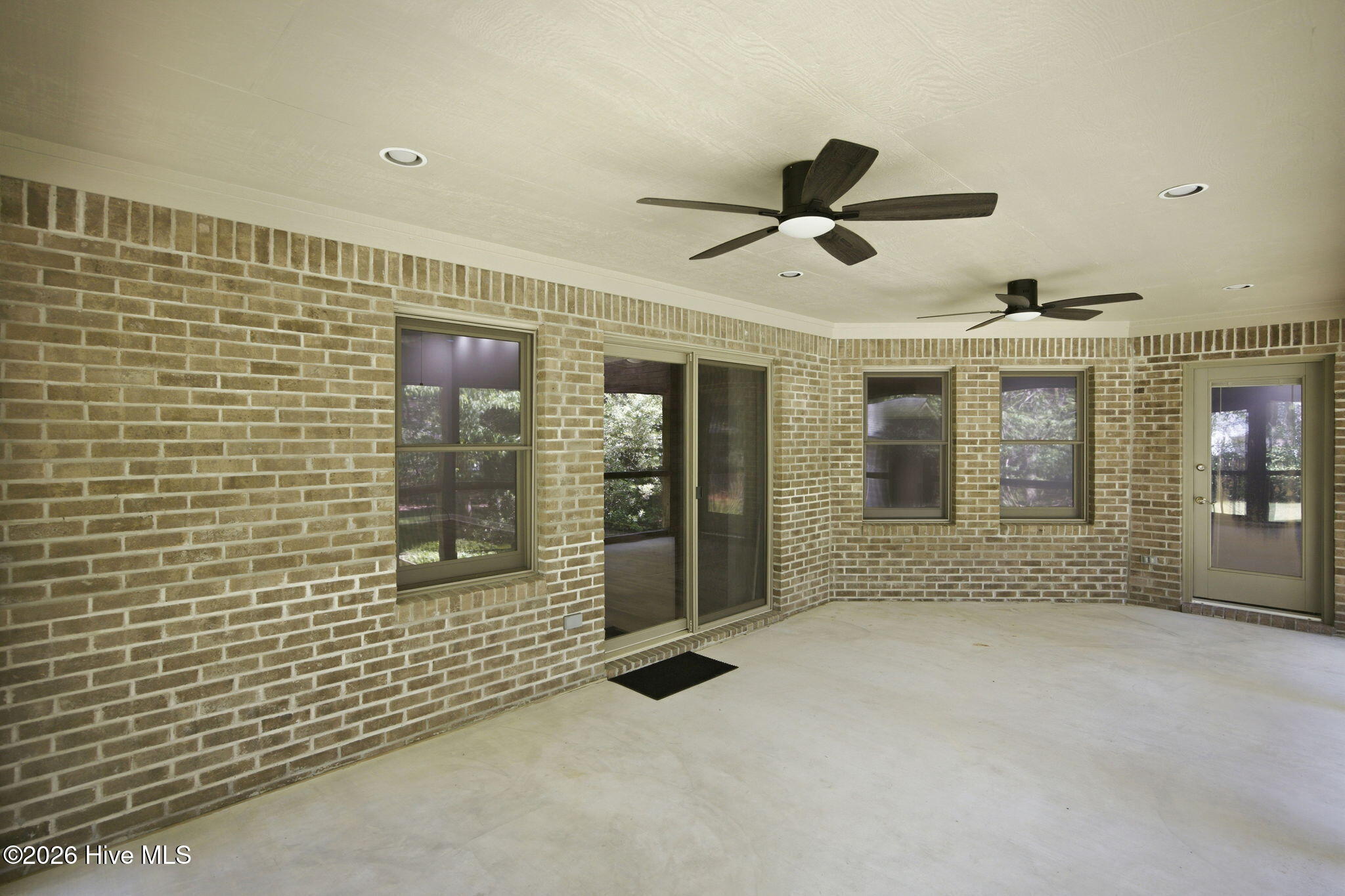 100569469 | Photo 35