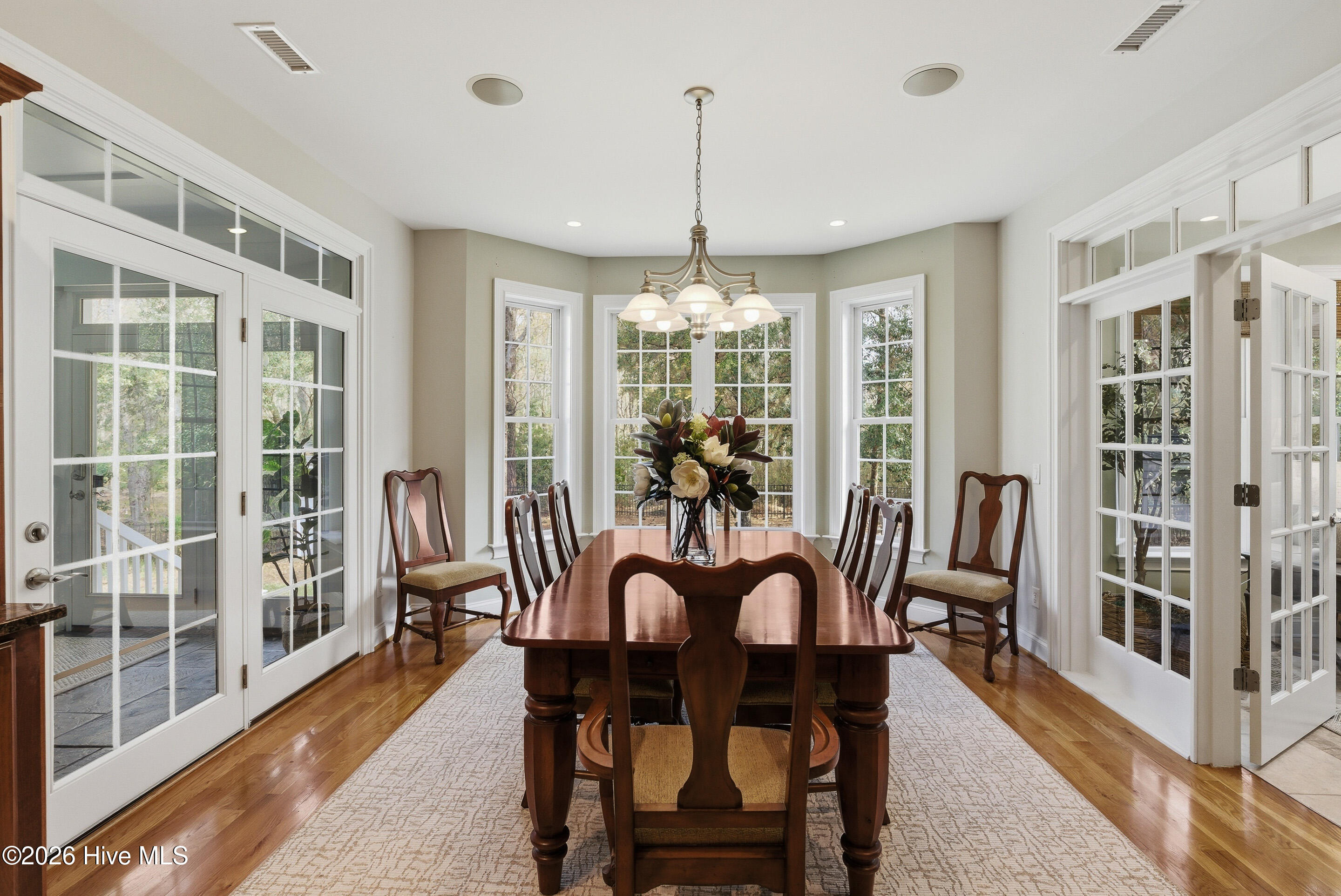 100563976 | Photo 13