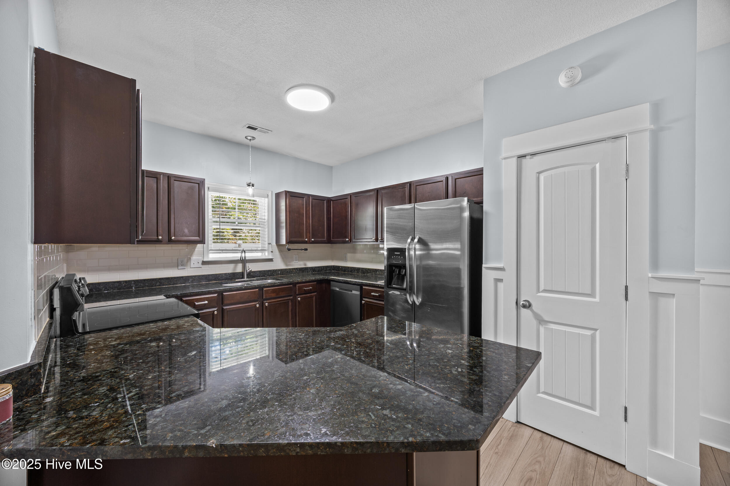 100538119 | Photo 13