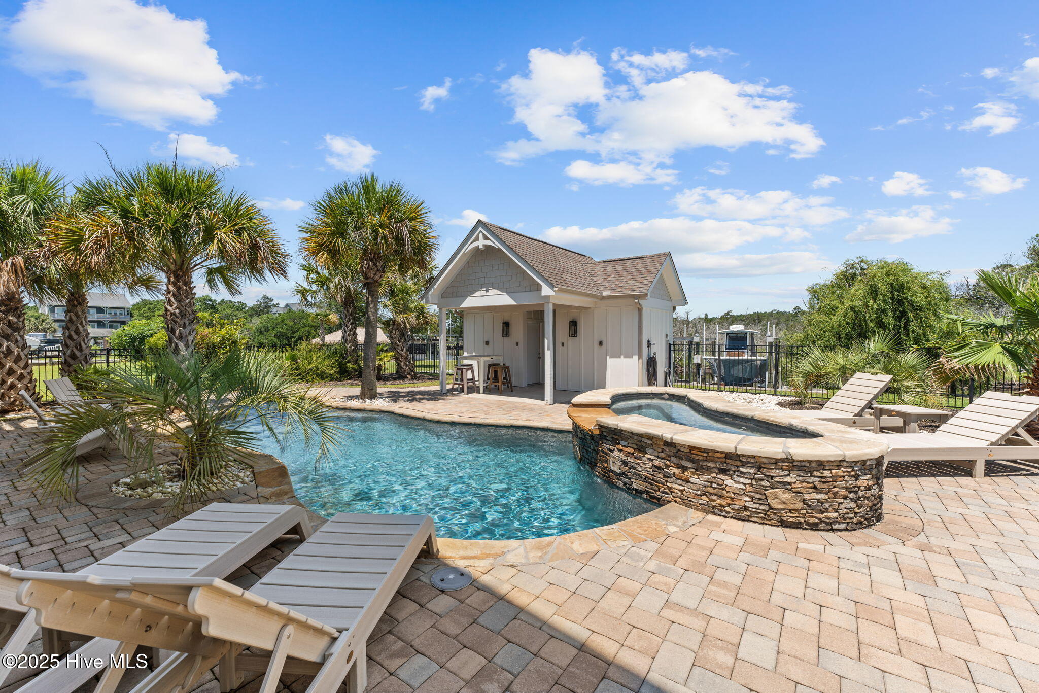 100514865 | Photo 11