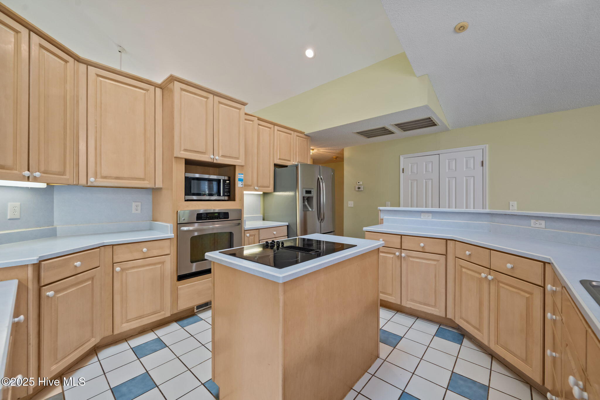 100542327 | Photo 22