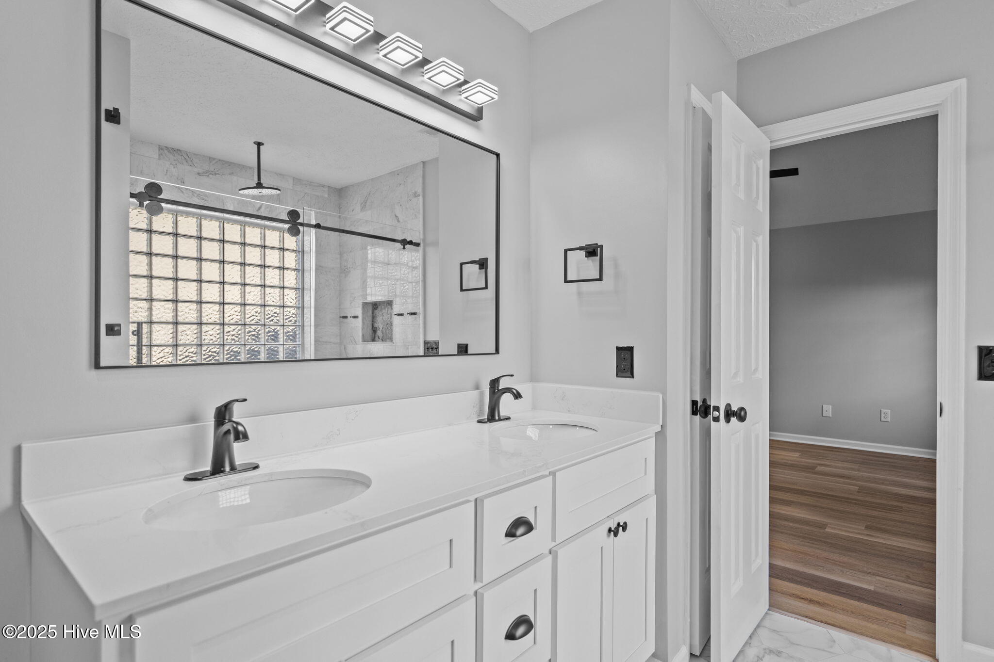 100540163 | Photo 20