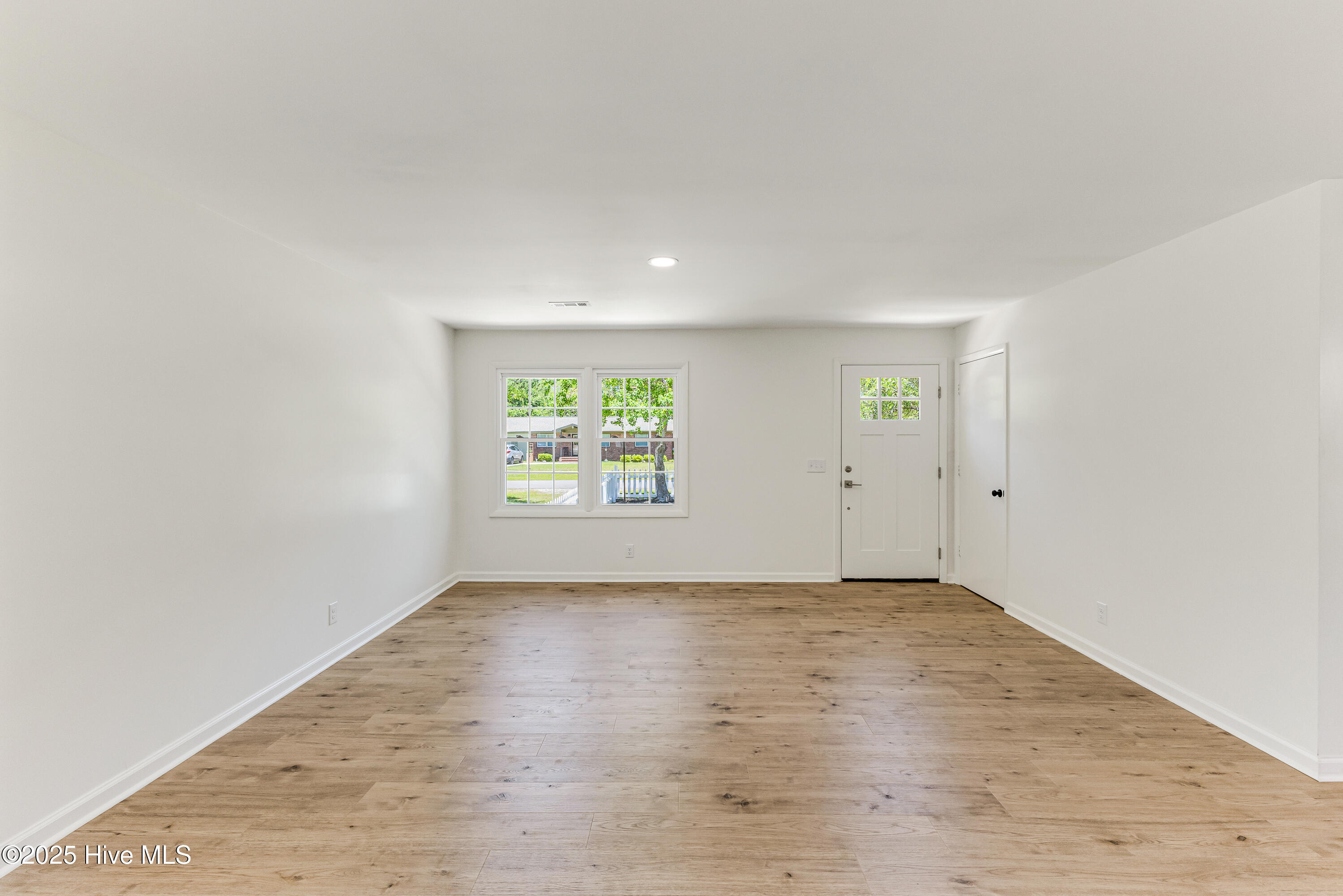 100509381 | Photo 11