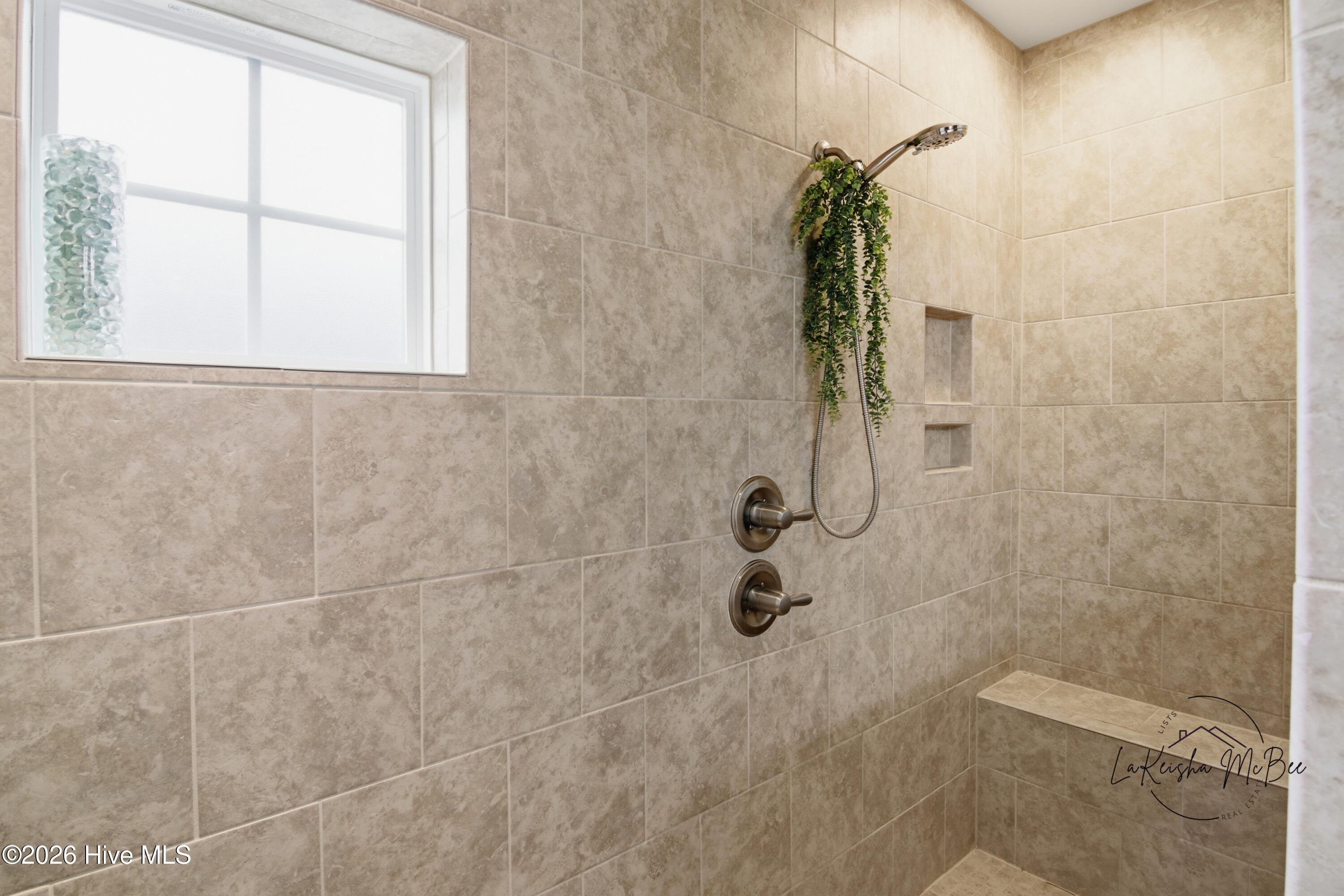 100556252 | Photo 22