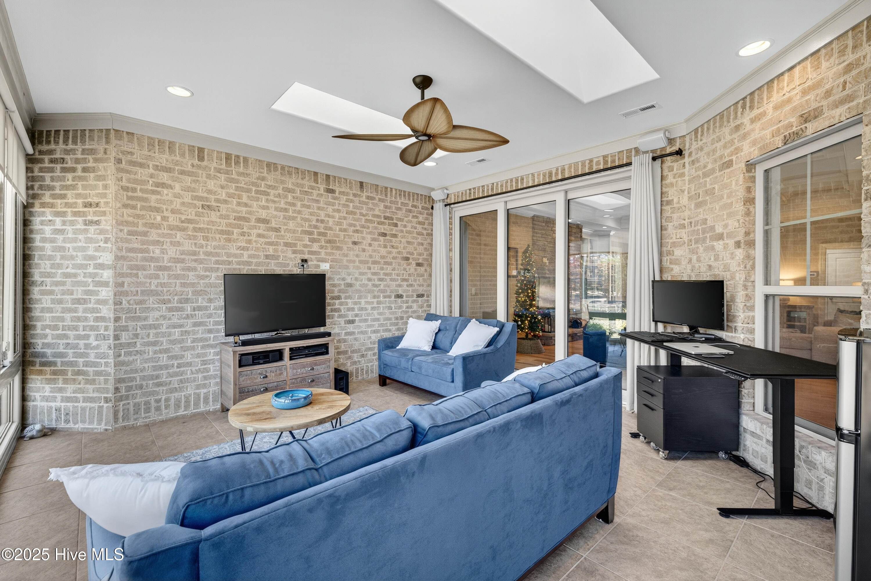 100541240 | Photo 25