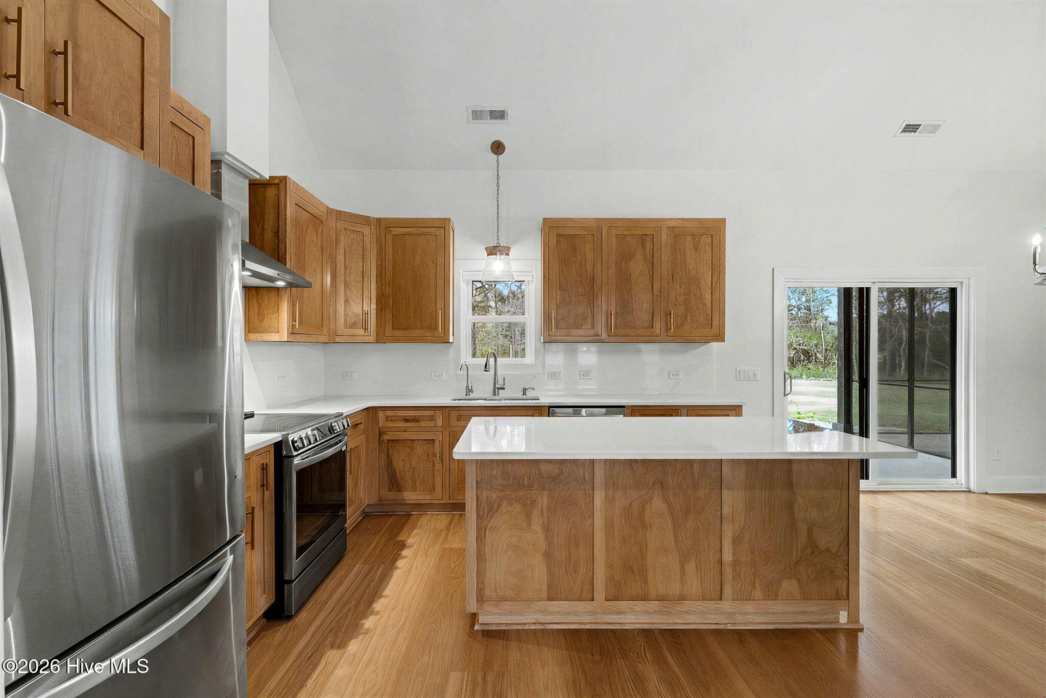 100564099 | Photo 15