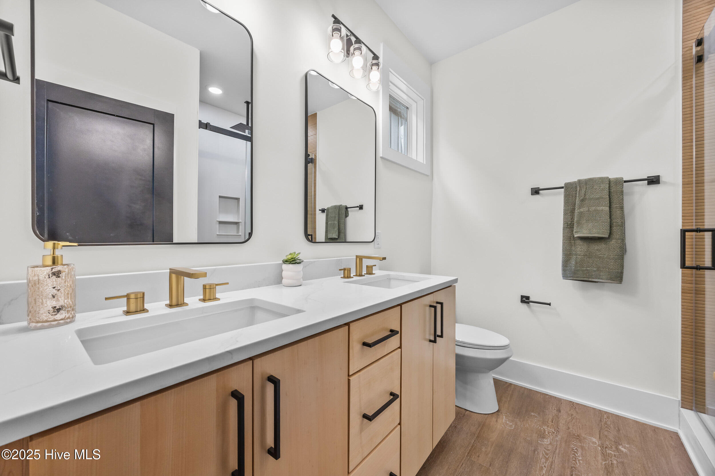 100557890 | Photo 28