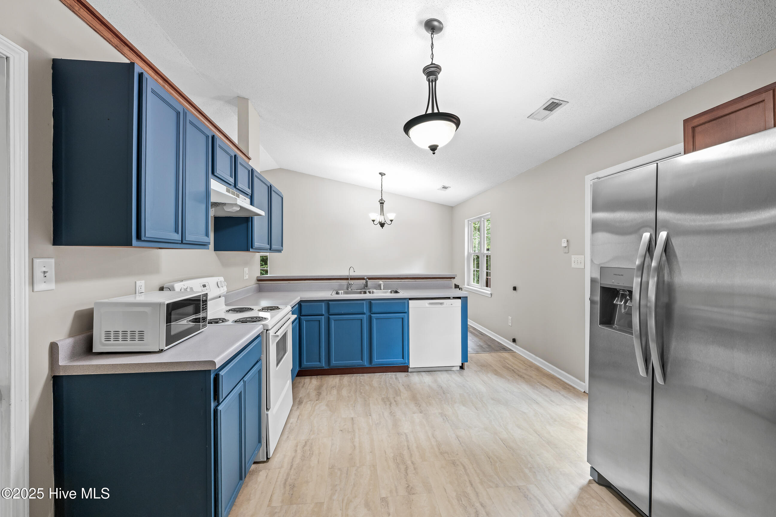 205 Bishop Drive, Jacksonville, NC 28540 – photo 9: 09