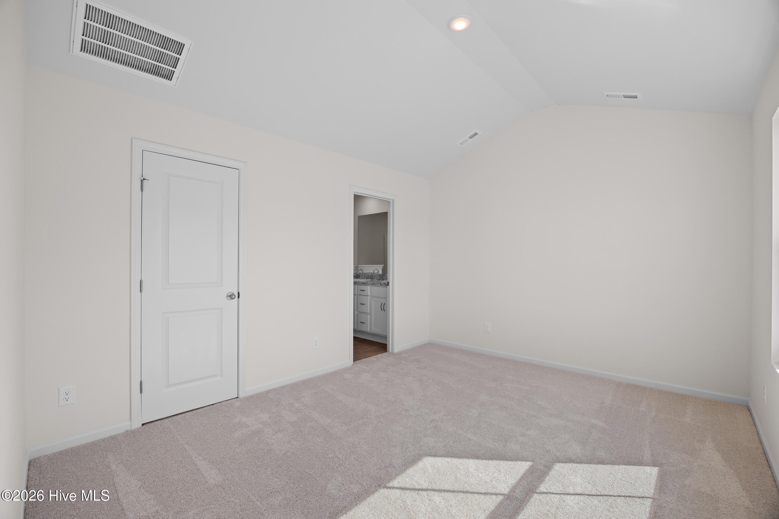 100569640 | Photo 10