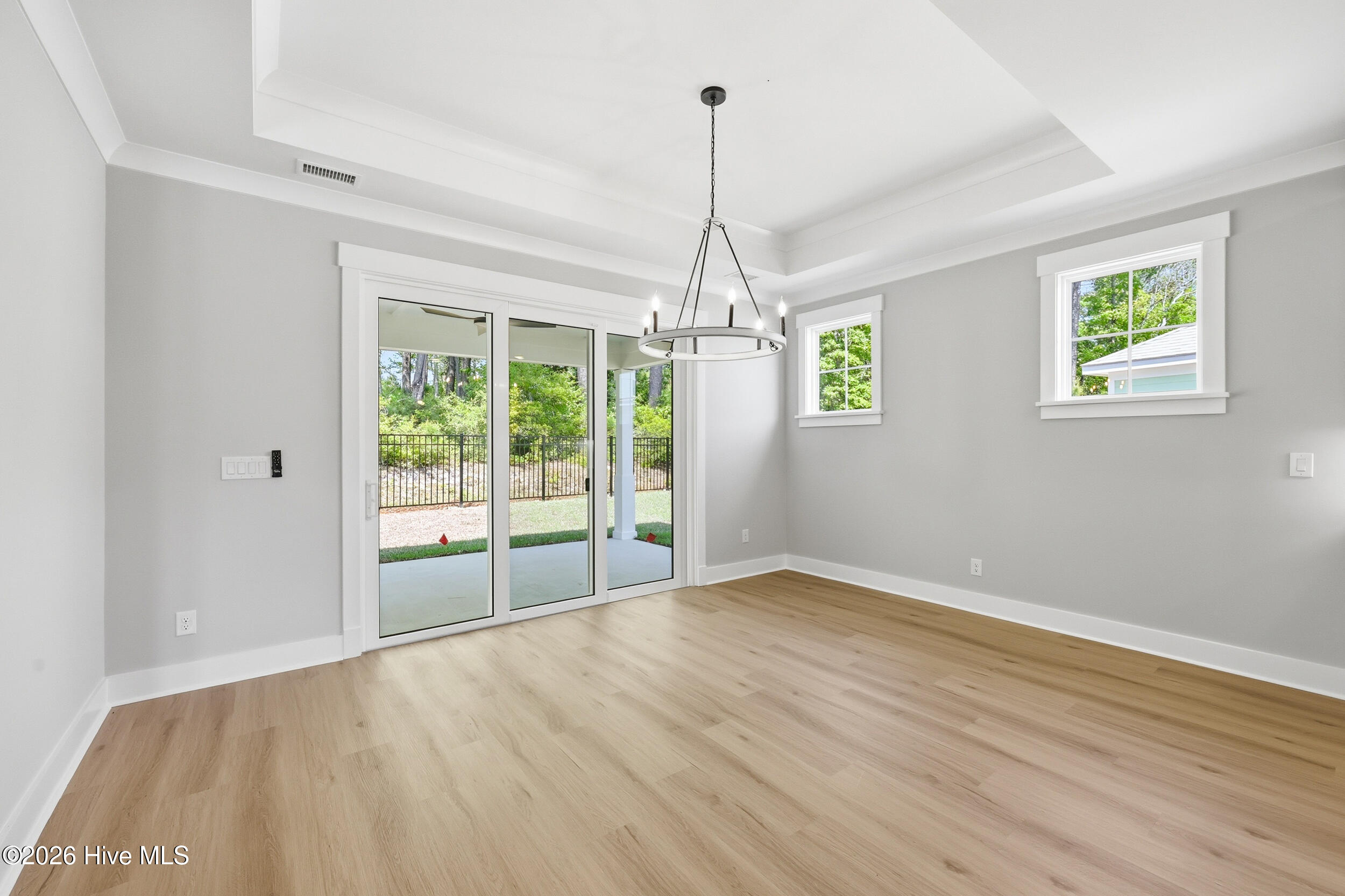 100551665 | Photo 12