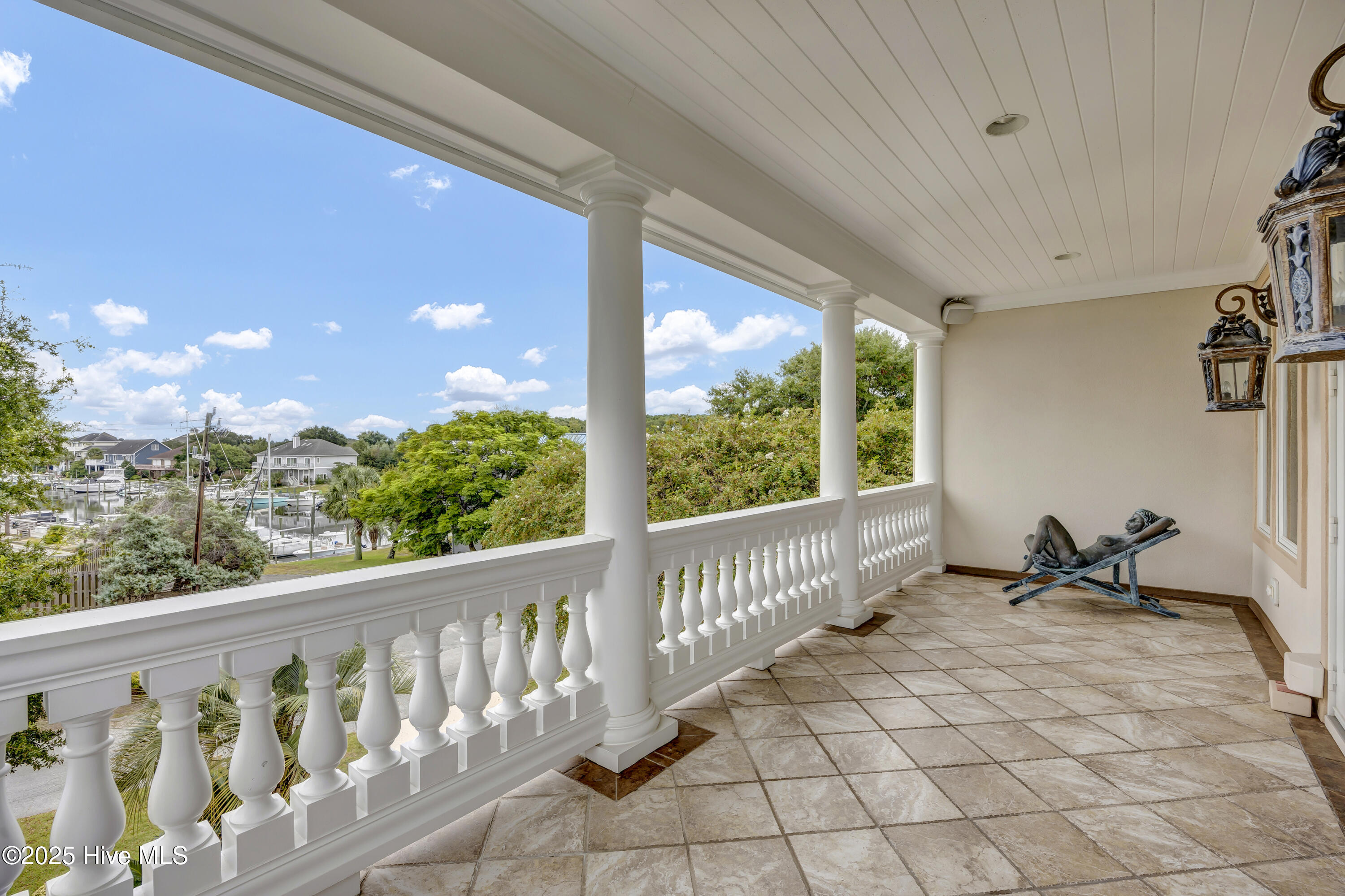 100530989 | Photo 41