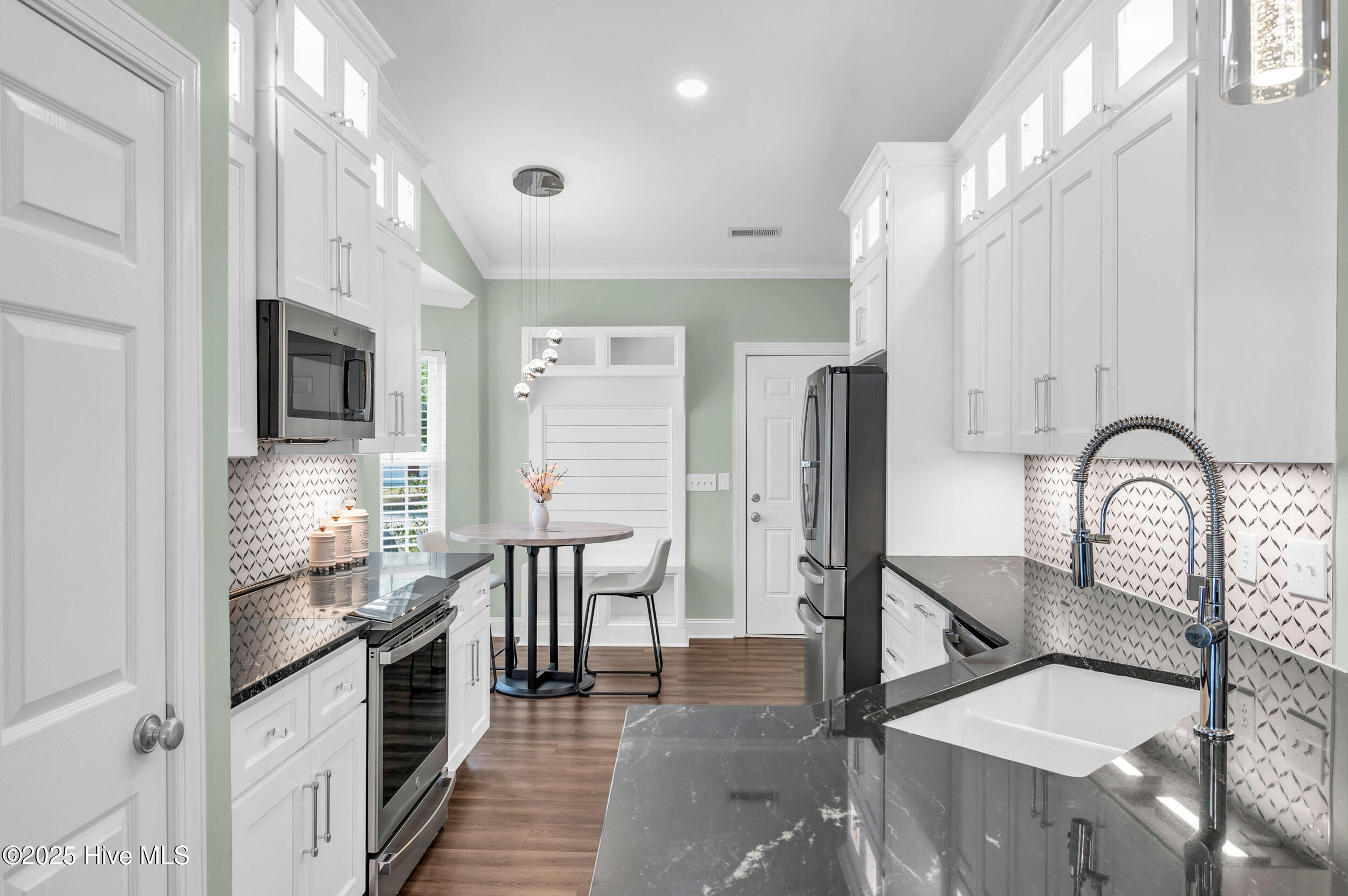 100540826 | Photo 11