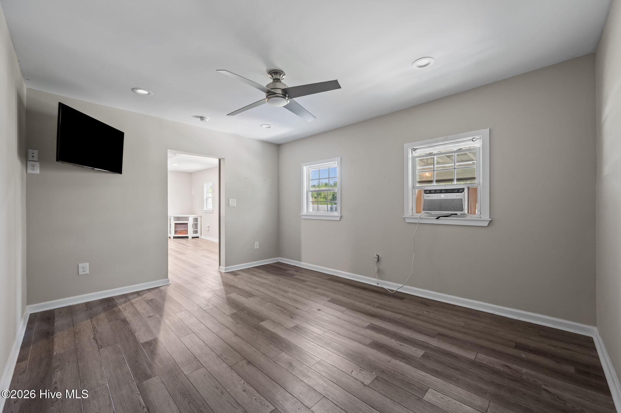 100565743 | Photo 19