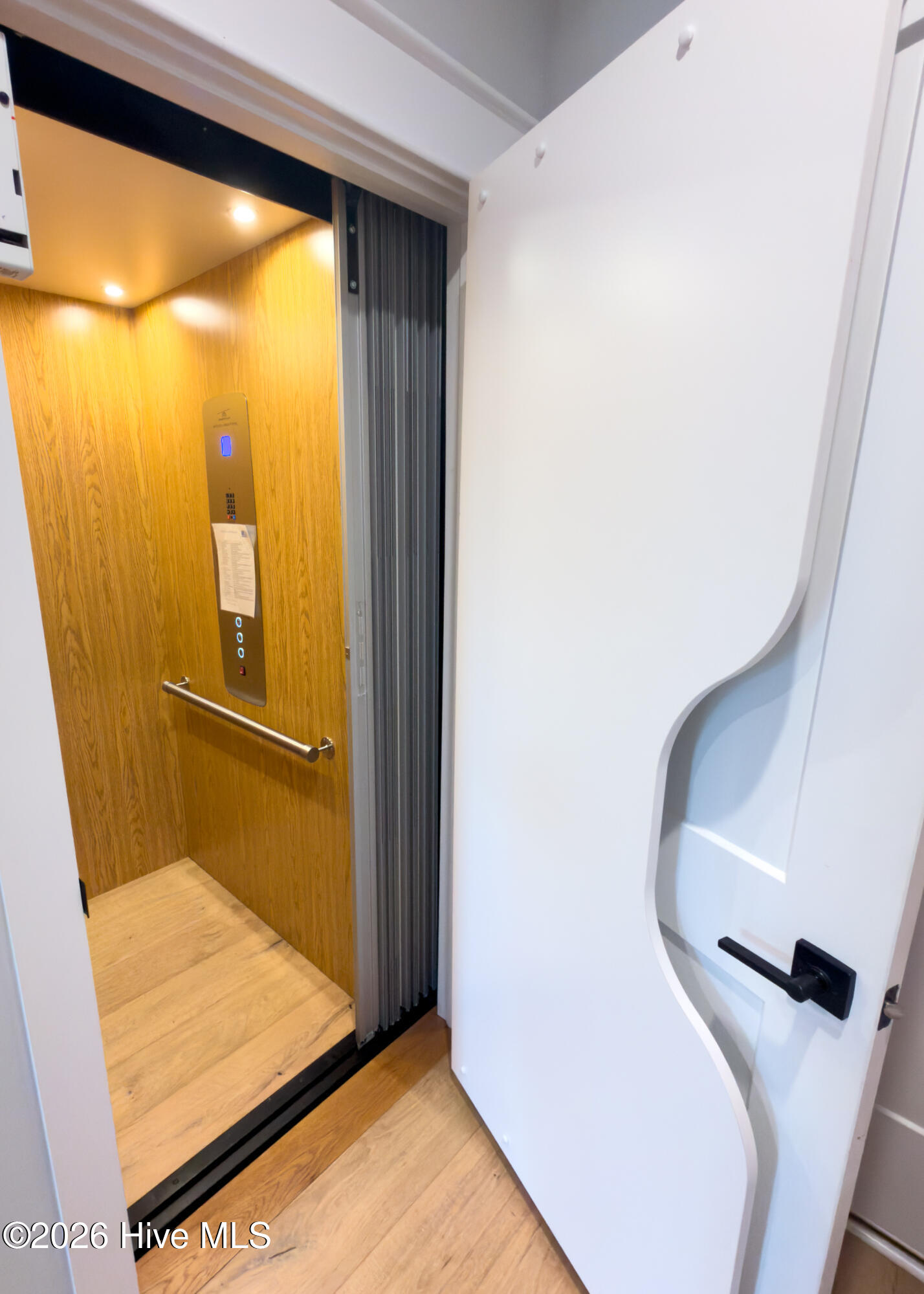 100549479 | Photo 12