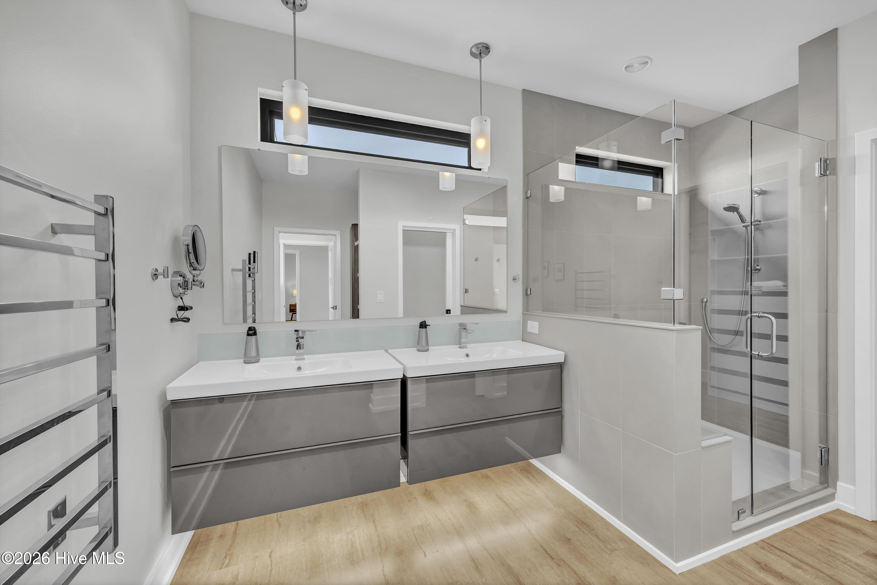 100565280 | Photo 27