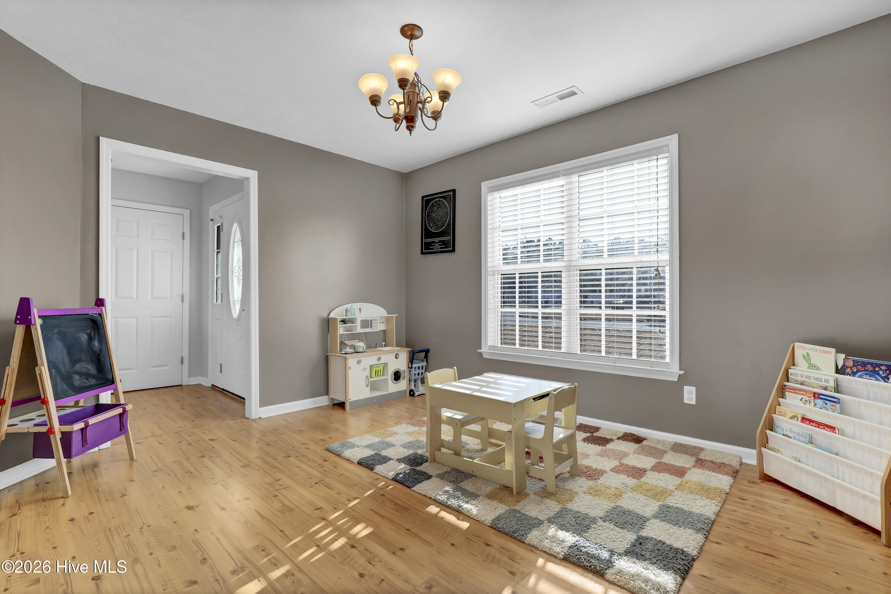 100548013 | Photo 12