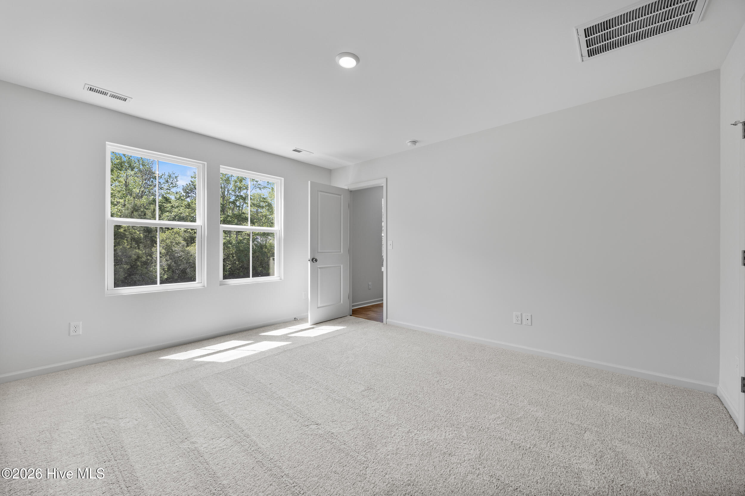 100570048 | Photo 17