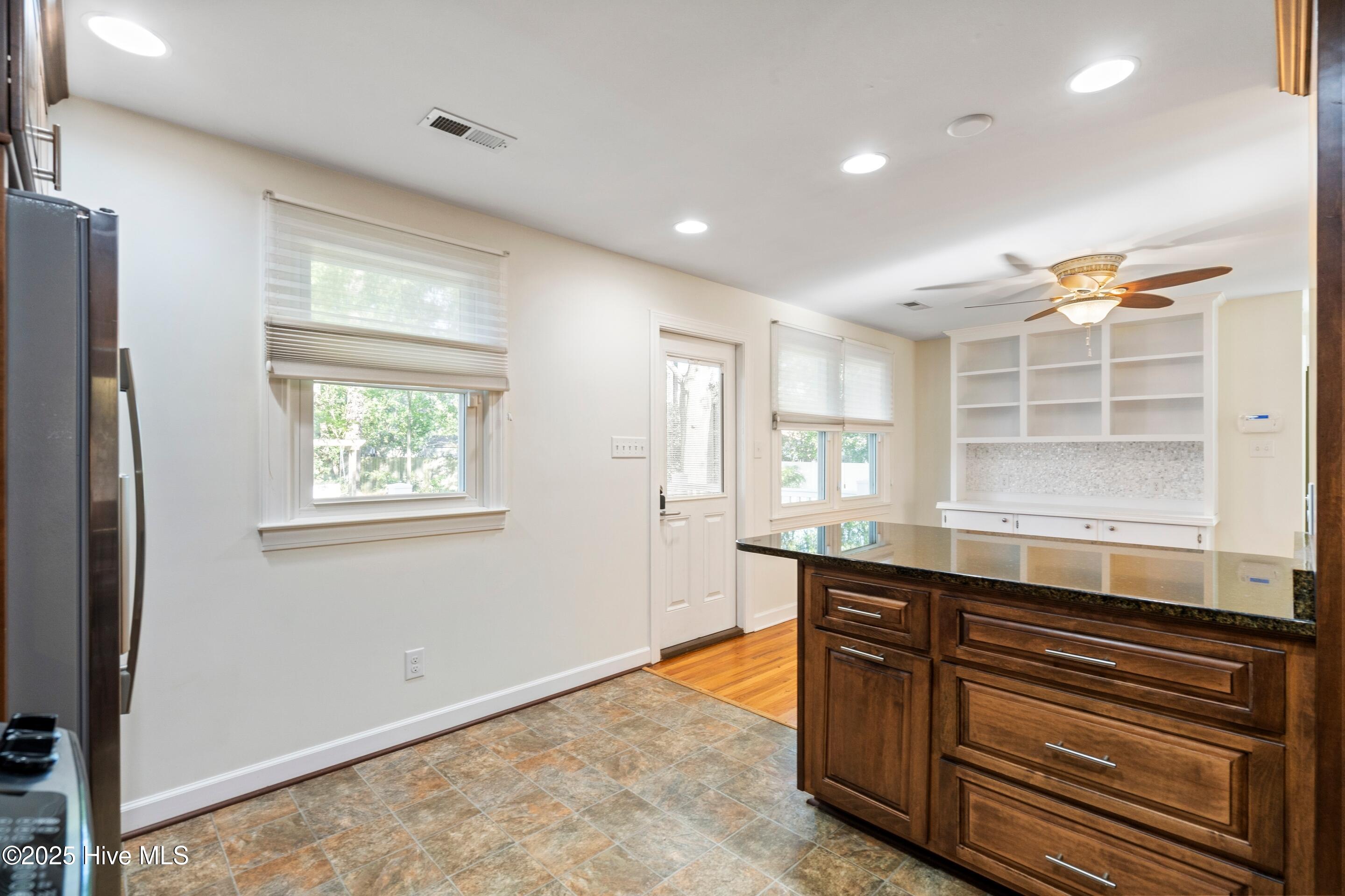 100537321 | Photo 12