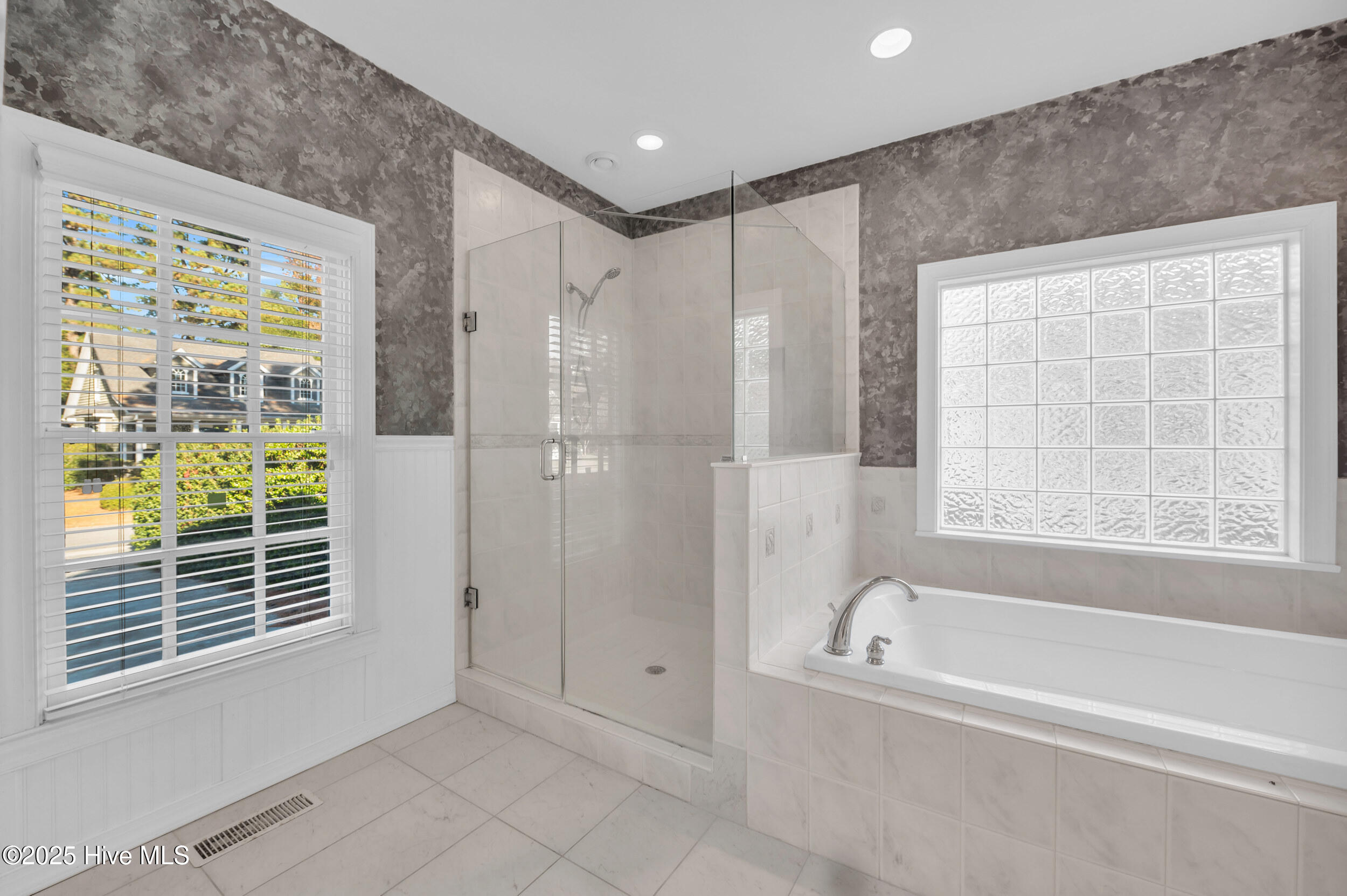 100542243 | Photo 19