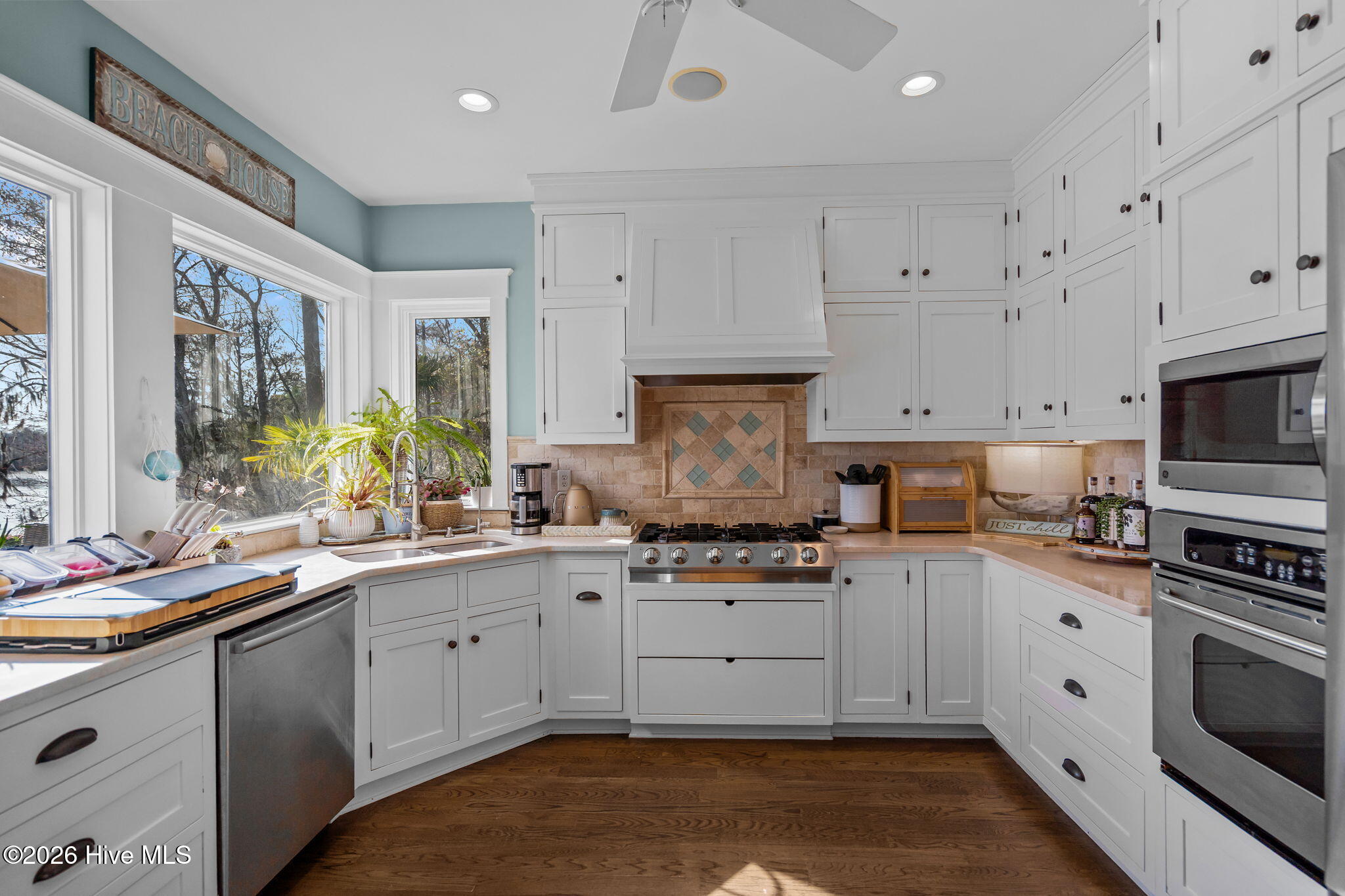 100555800 | Photo 21