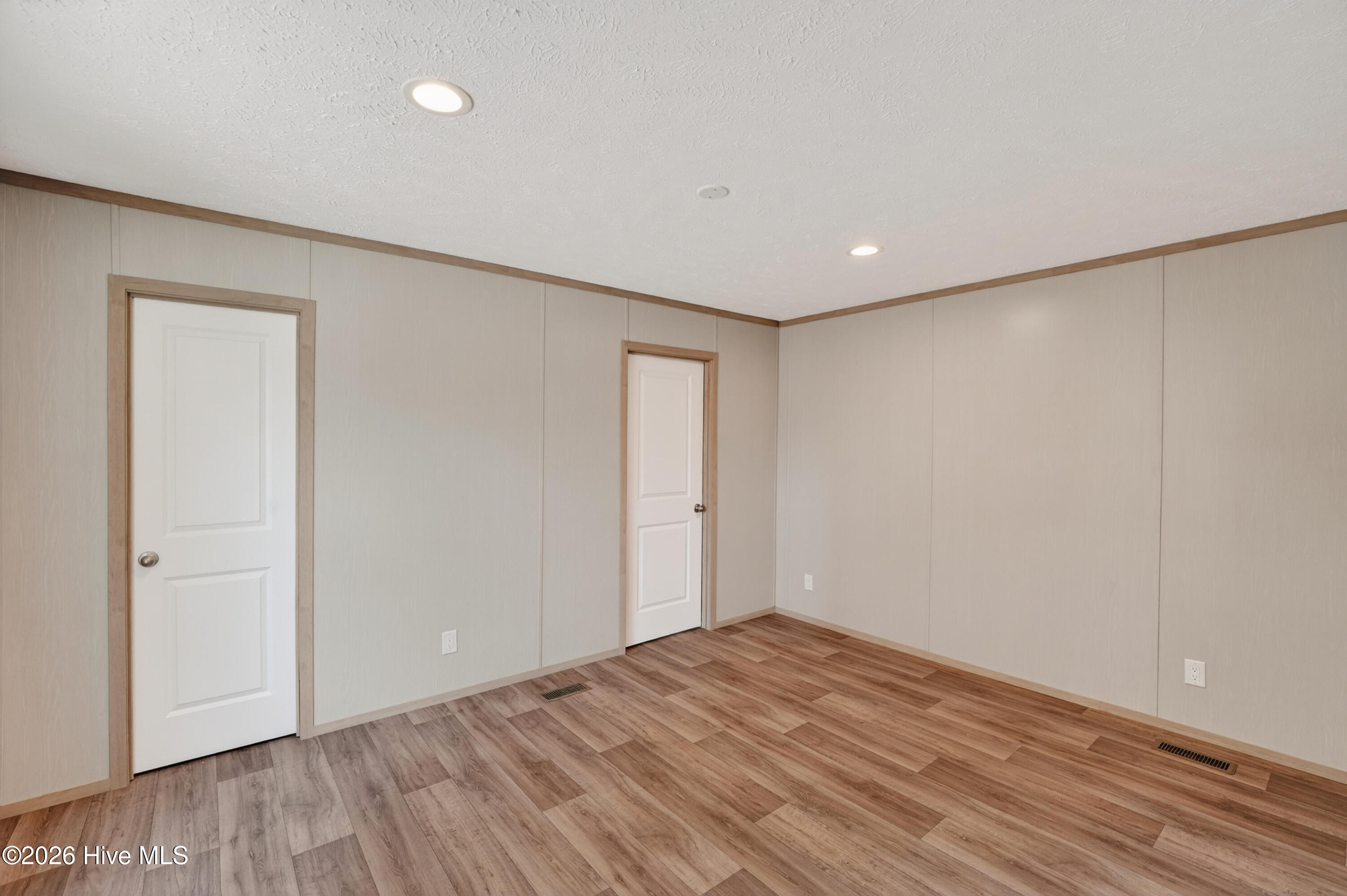 100560207 | Photo 19