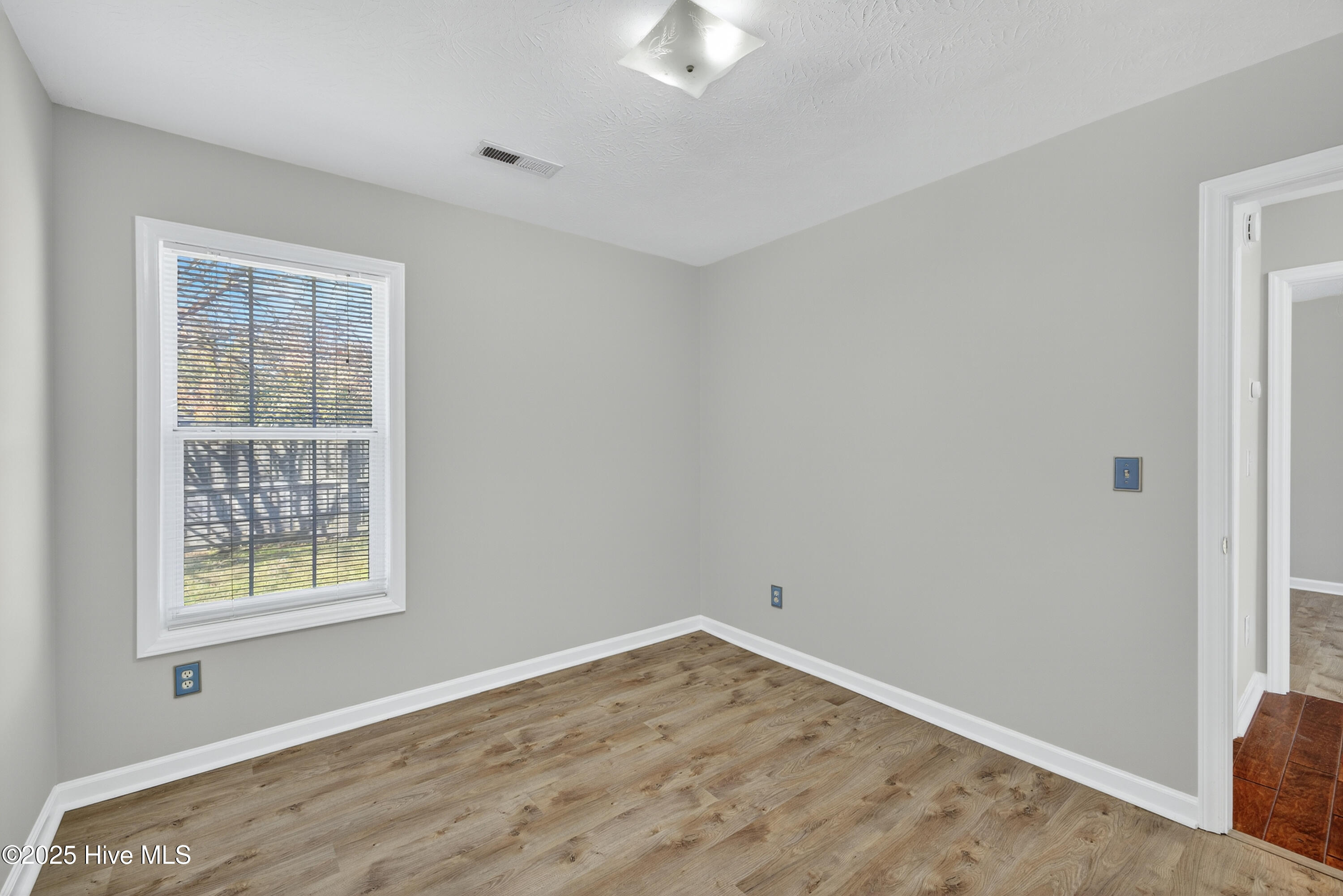 100541920 | Photo 23