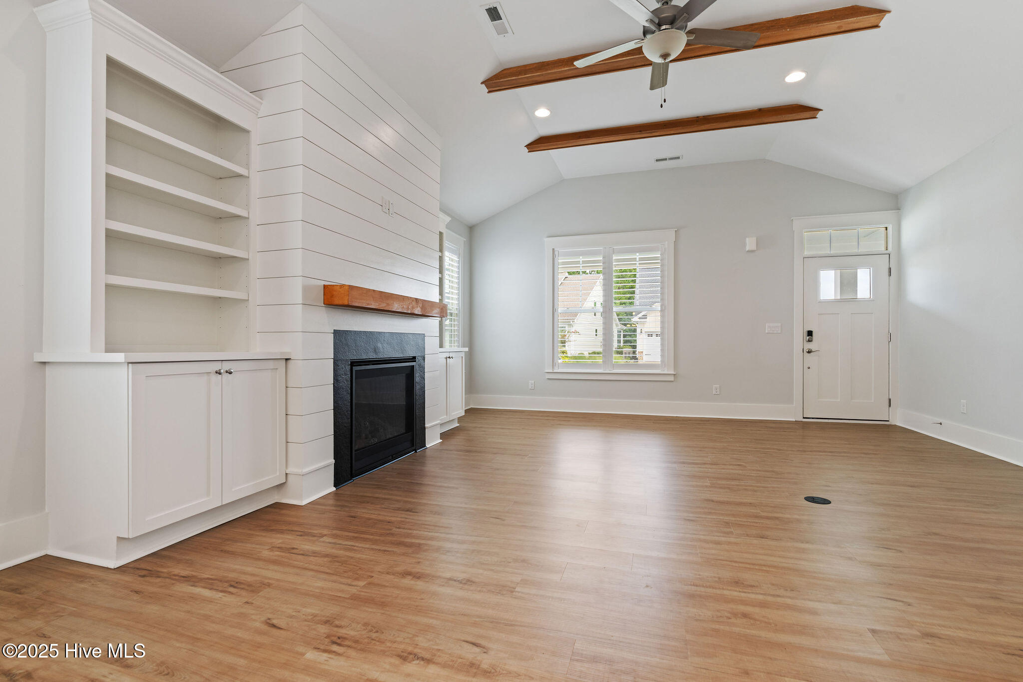 100523892 | Photo 14