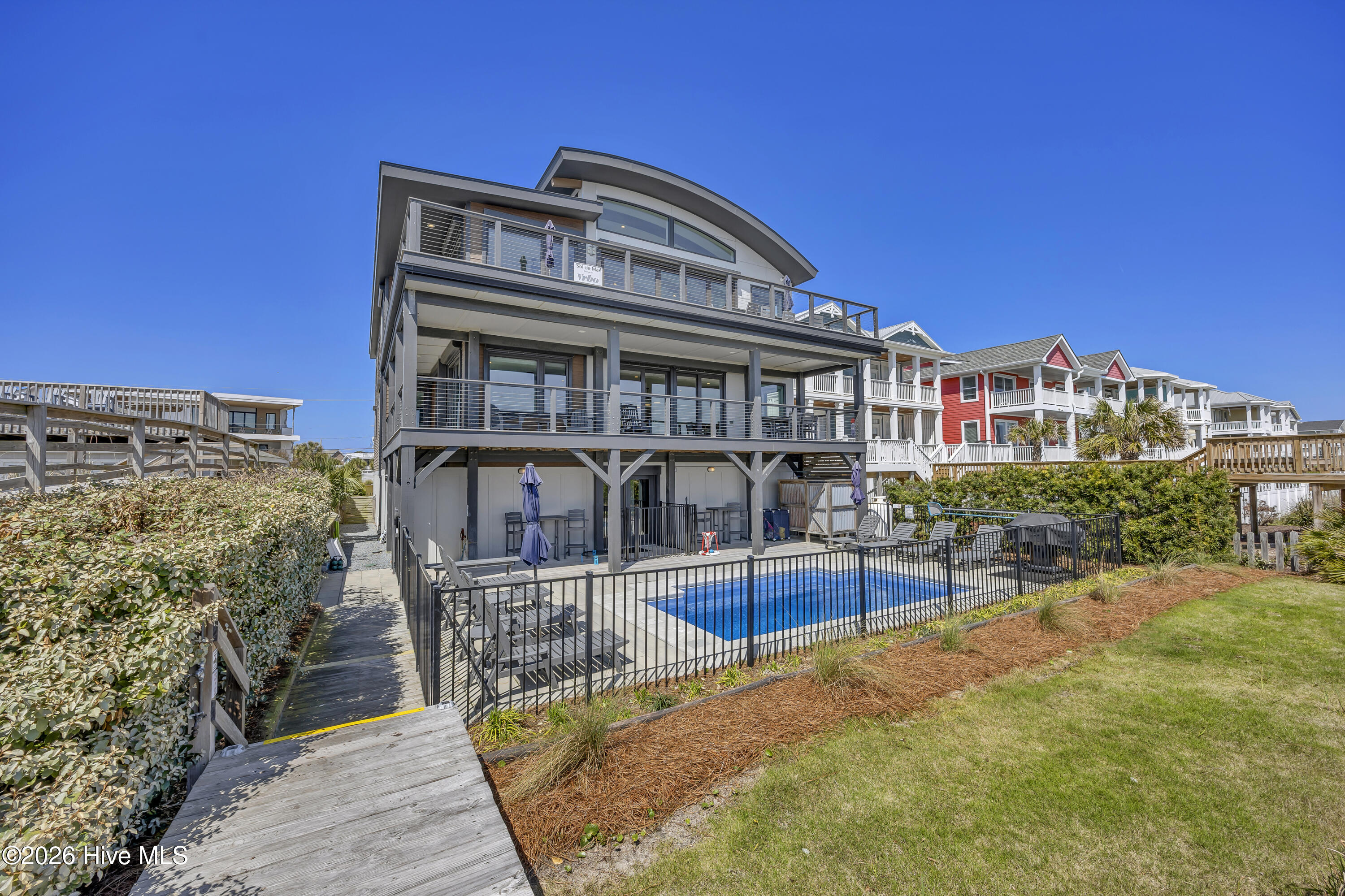 100565280 | Photo 18