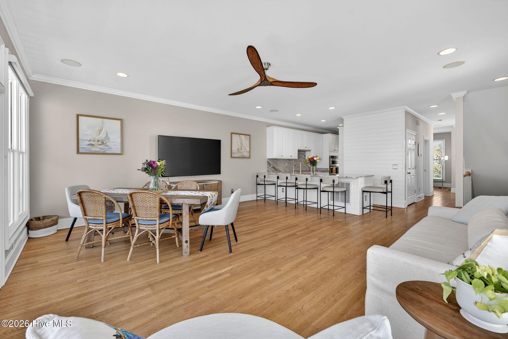 100562225 | Photo 16